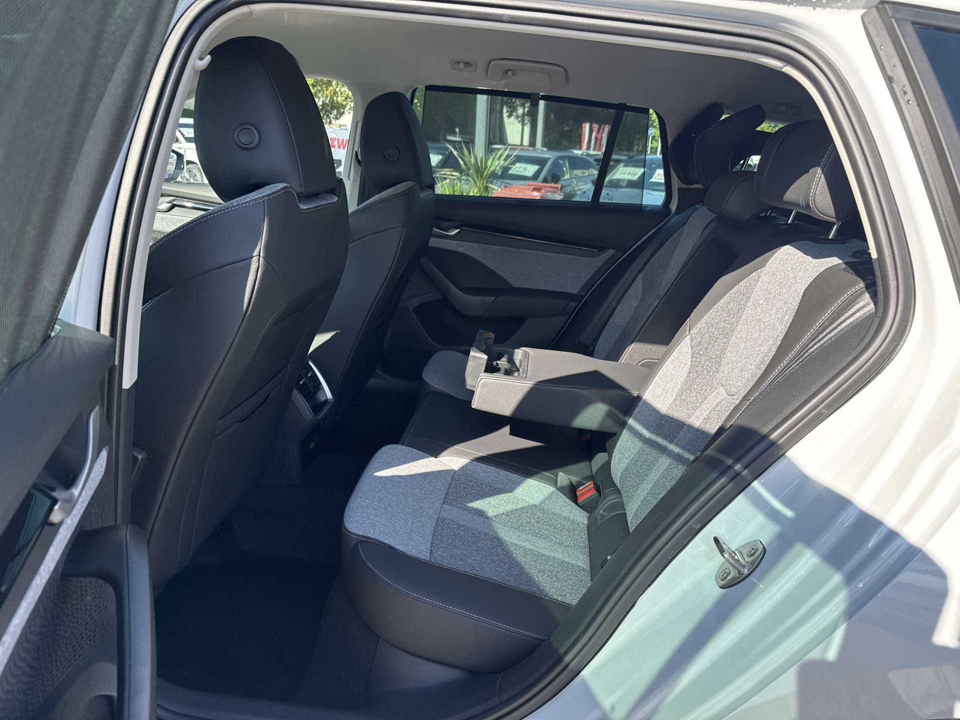 SKODA Octavia Combi 2.0 TDi Selection DSG-Automat-image-6