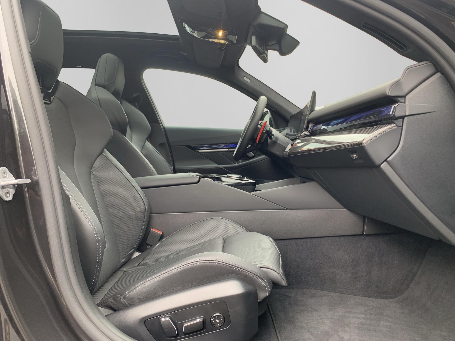 BMW M5 xDrive Touring-image-14