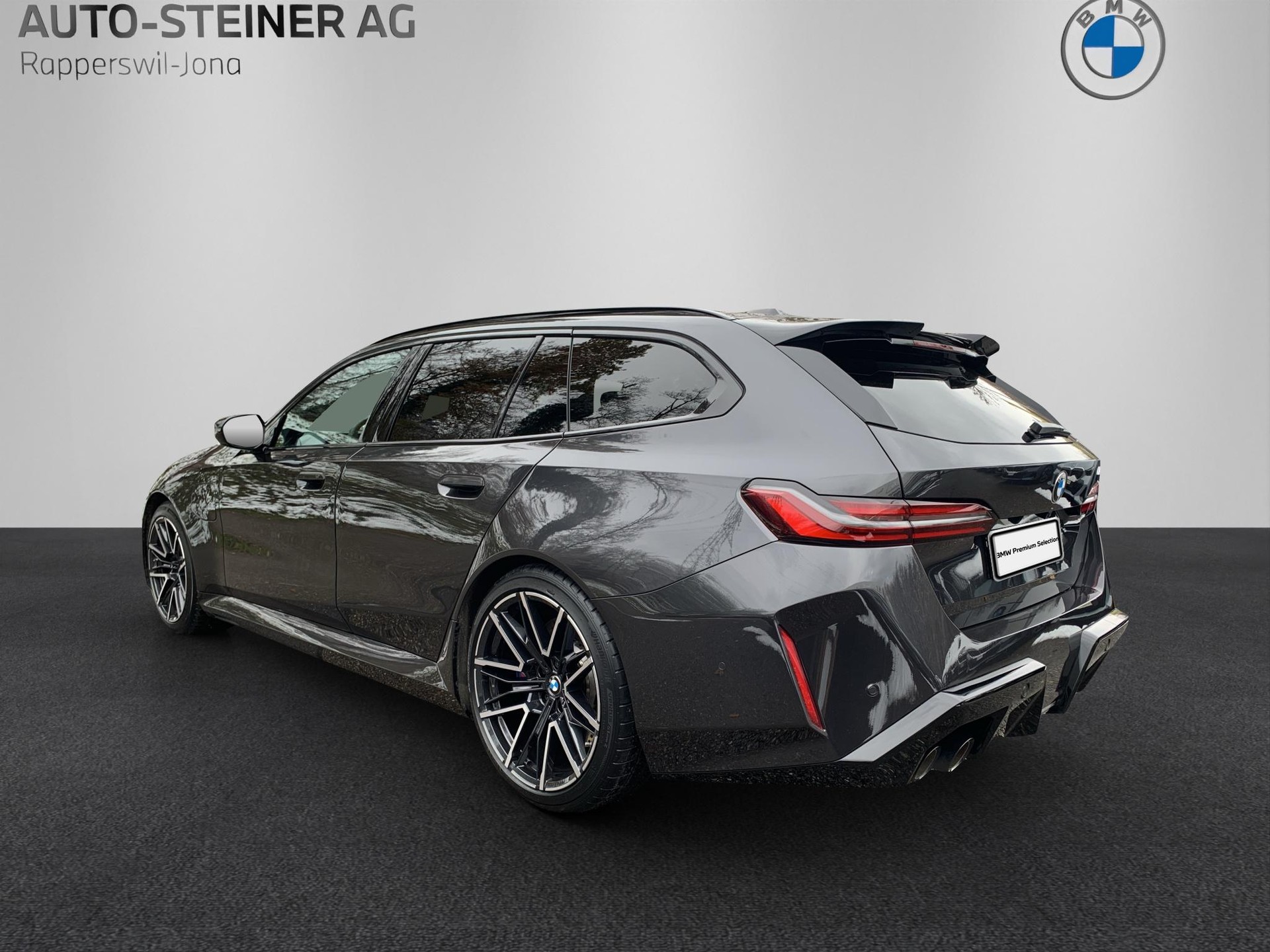 BMW M5 xDrive Touring-showroom-element-2