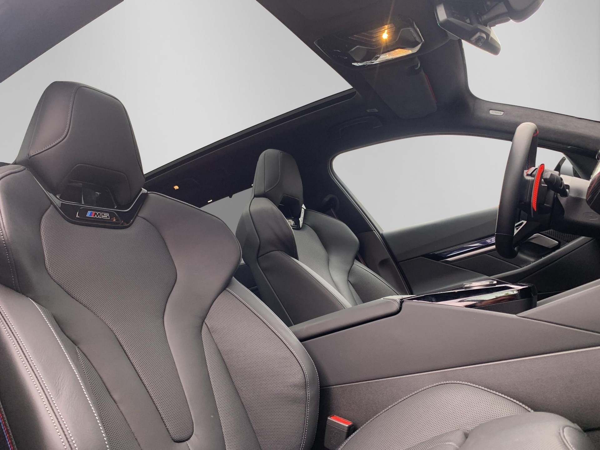 BMW M5 xDrive Touring-image-16