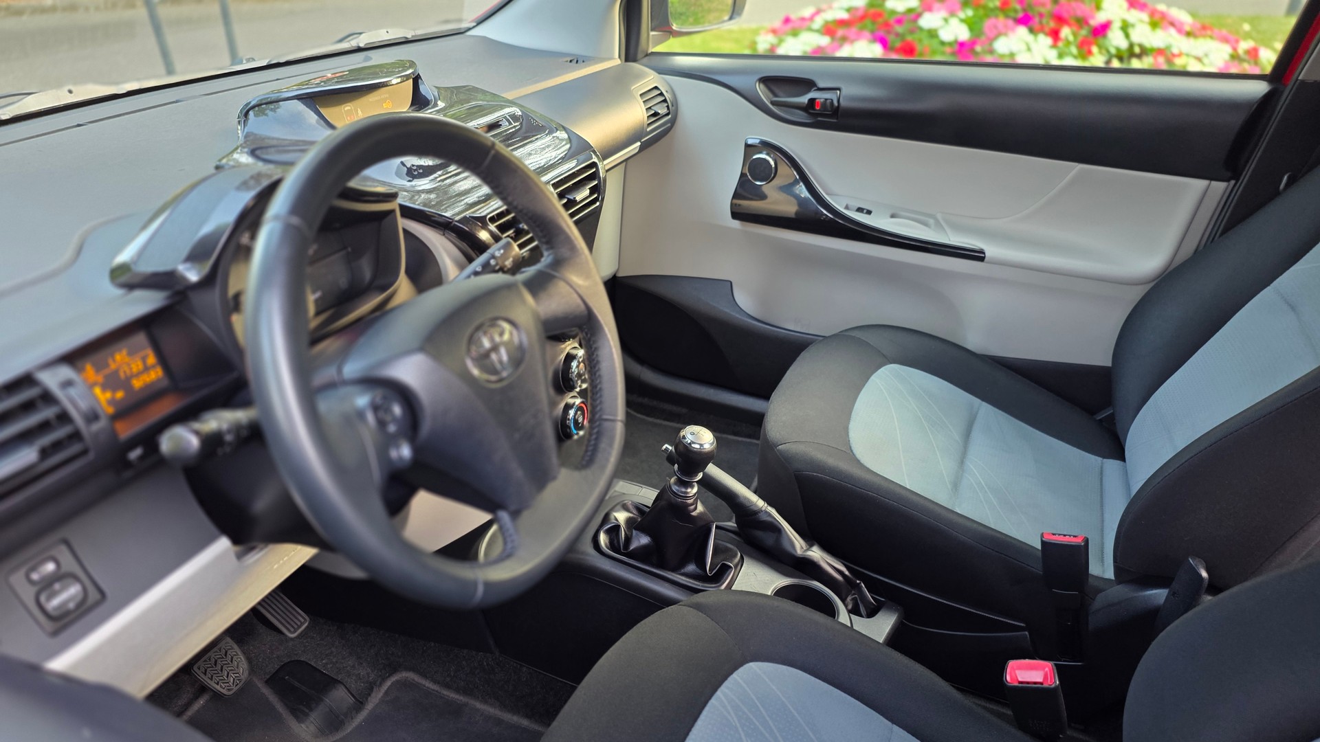TOYOTA iQ 1.0 VVT-i Luna-image-14