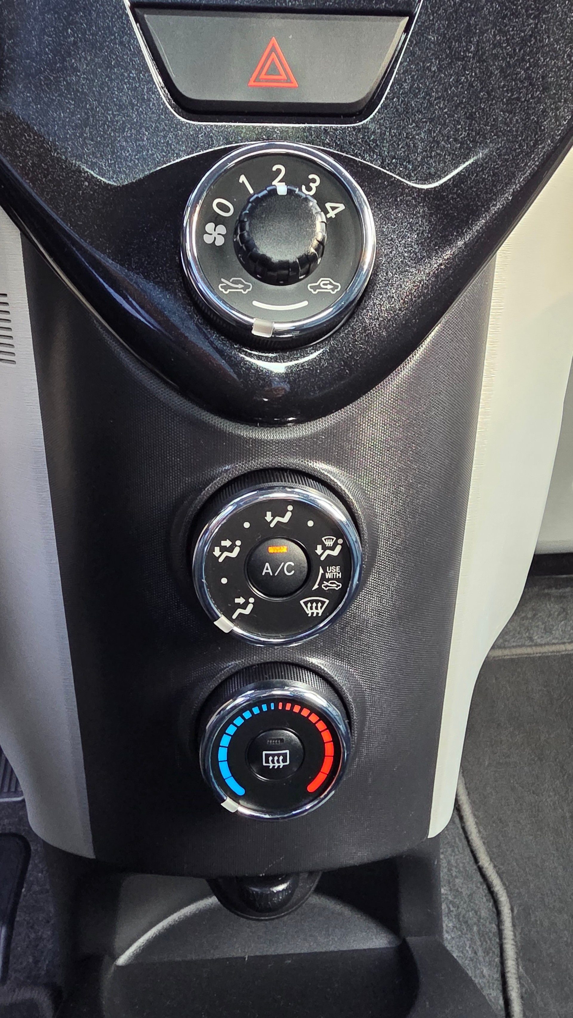 TOYOTA iQ 1.0 VVT-i Luna-image-11