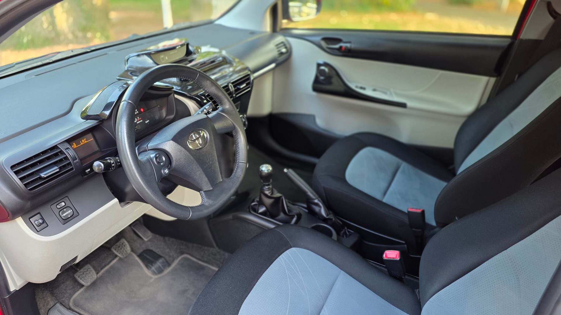 TOYOTA iQ 1.0 VVT-i Luna-image-8
