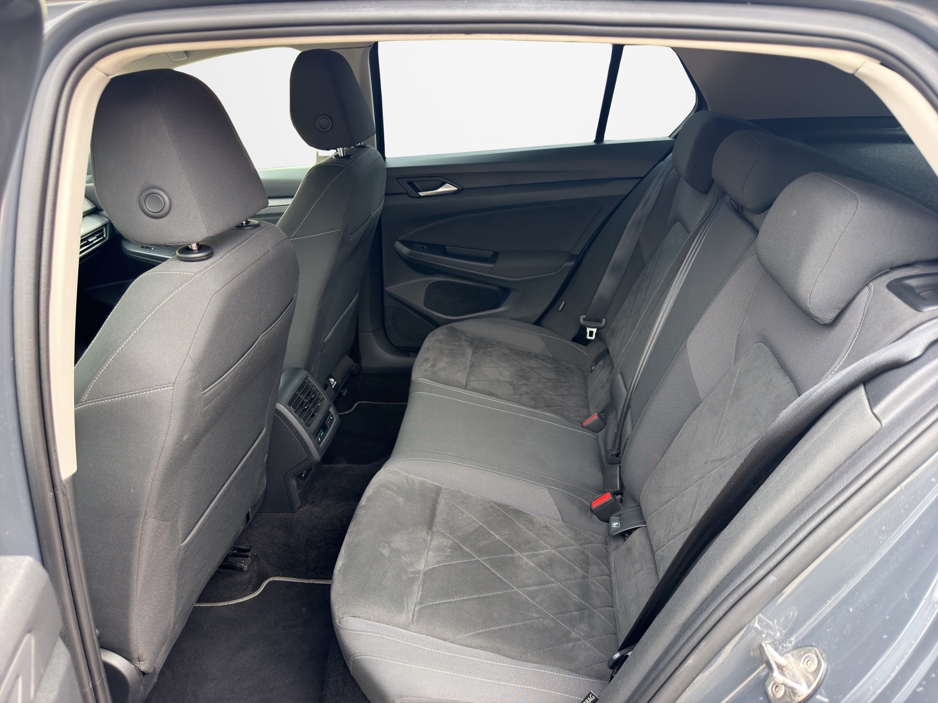 VW Golf 1.5 eTSI mHEV ACT First Edition DSG-image-12
