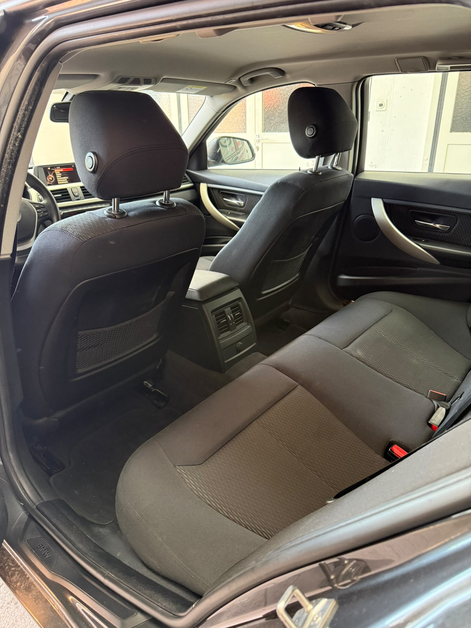 BMW 318d xDrive Touring-image-6