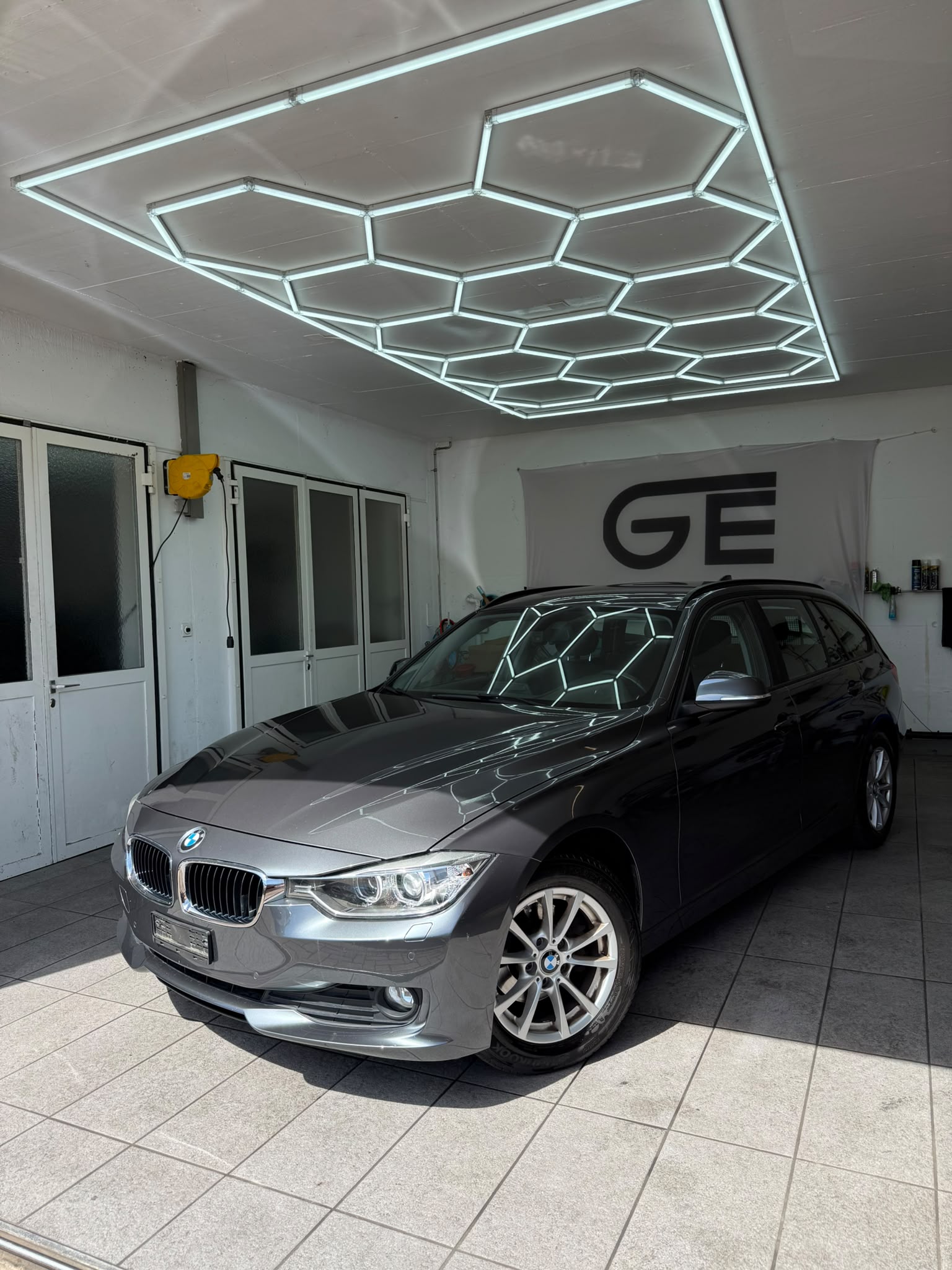 BMW 318d xDrive Touring-image-0