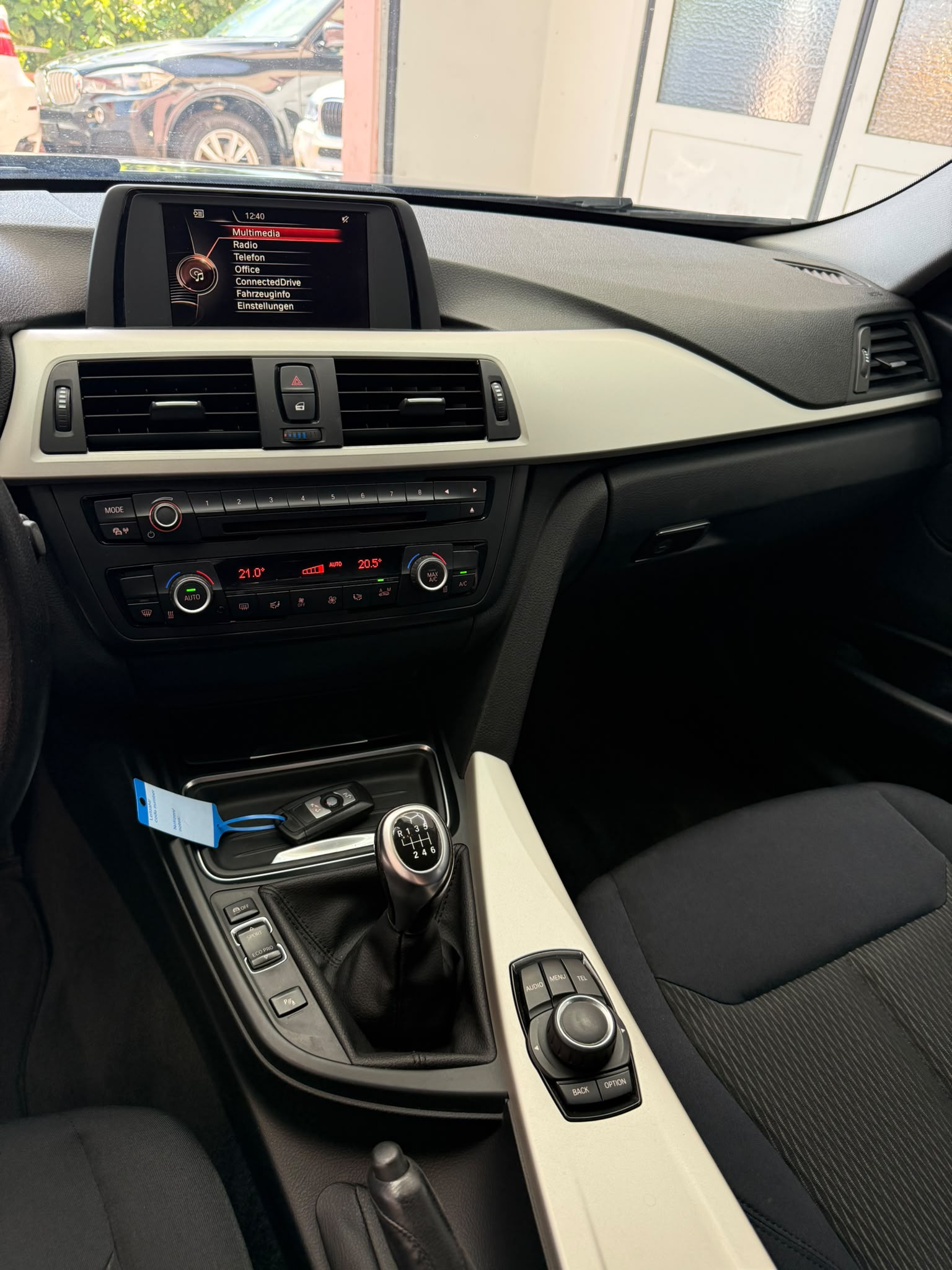 BMW 318d xDrive Touring-image-8