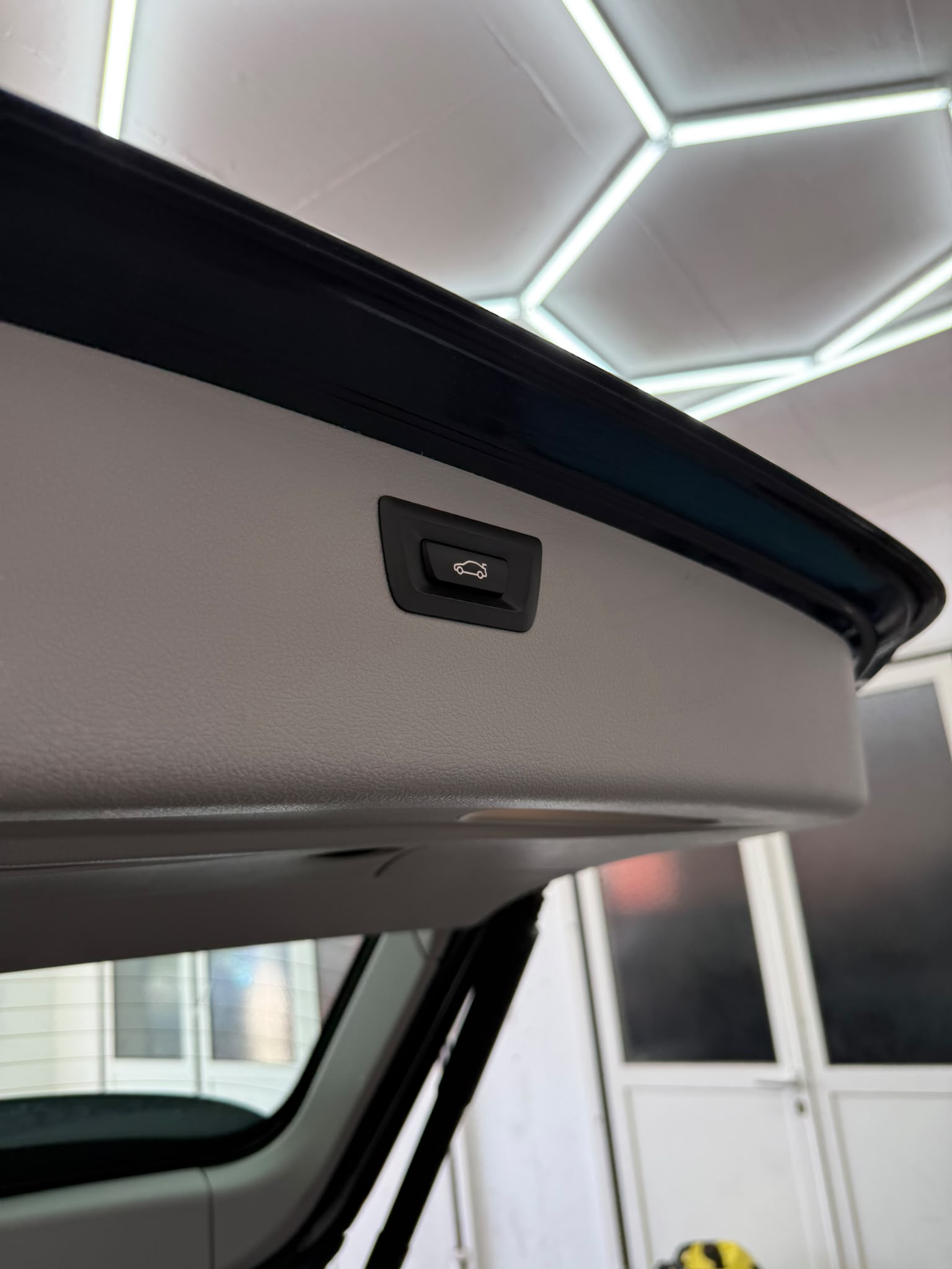 BMW 318d xDrive Touring-image-4