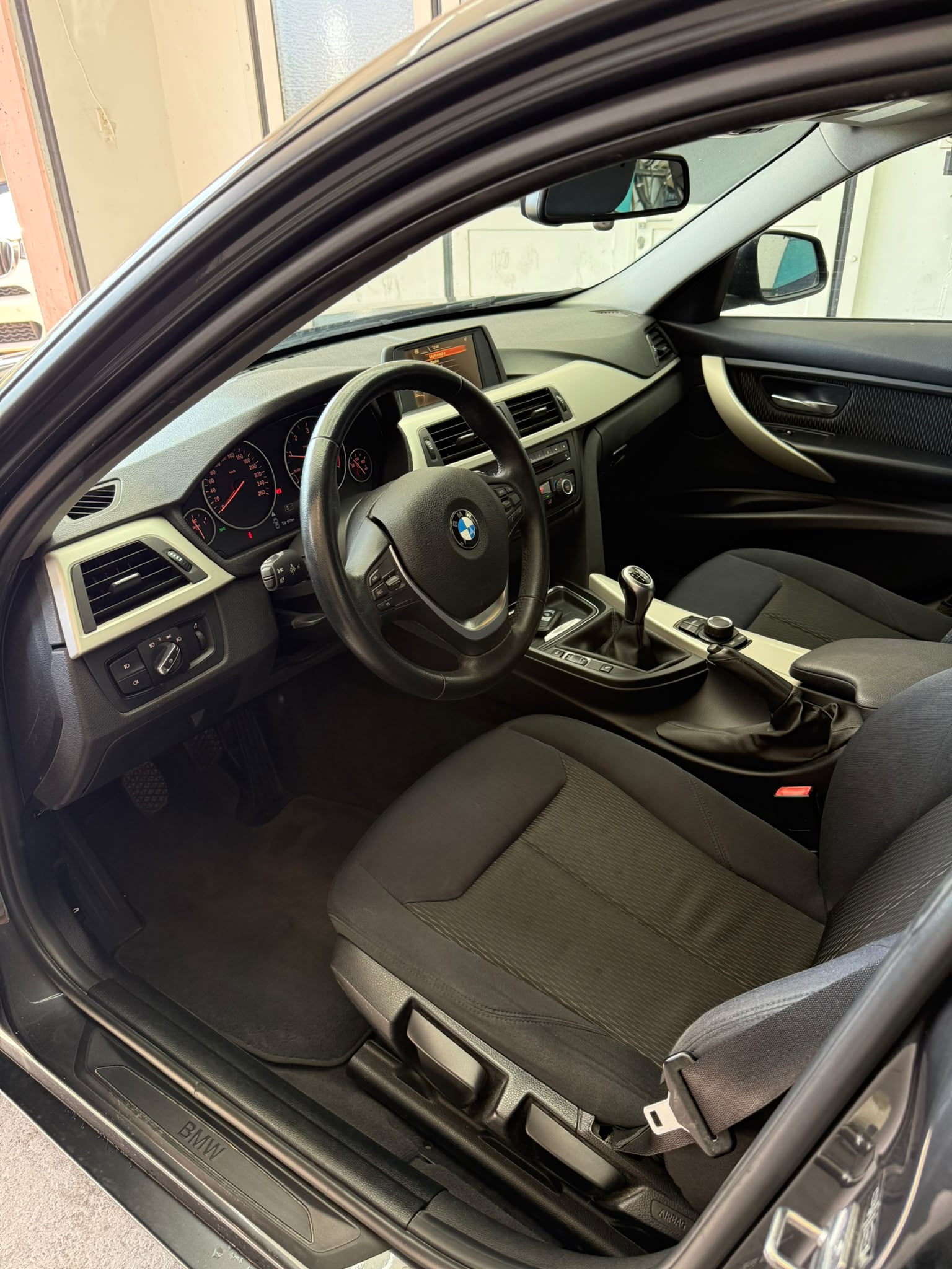 BMW 318d xDrive Touring-image-5