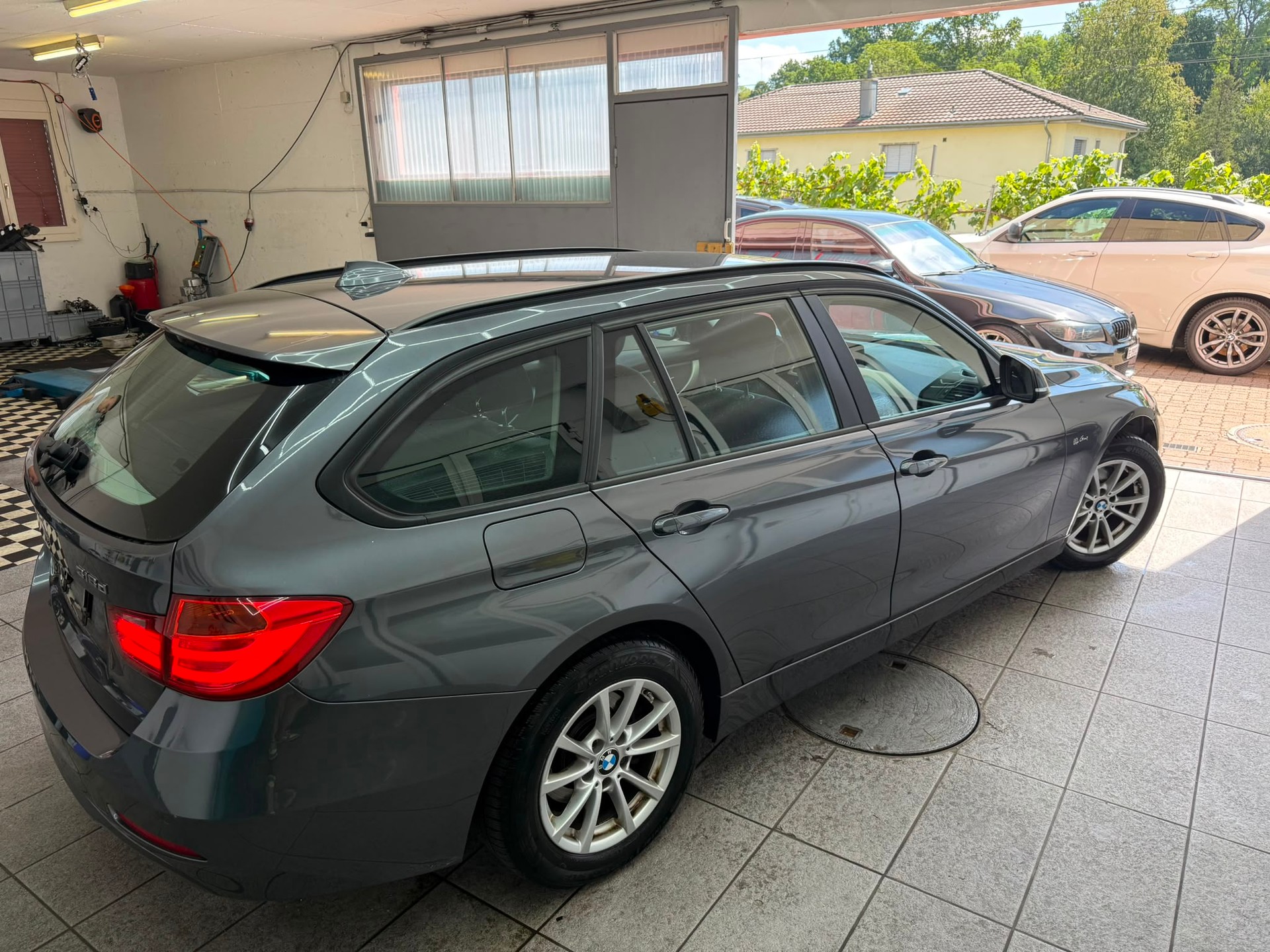 BMW 318d xDrive Touring-image-2