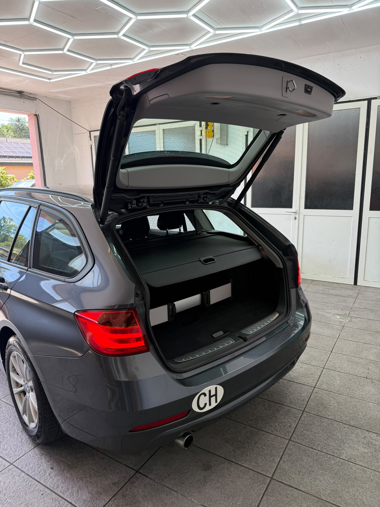 BMW 318d xDrive Touring-image-3