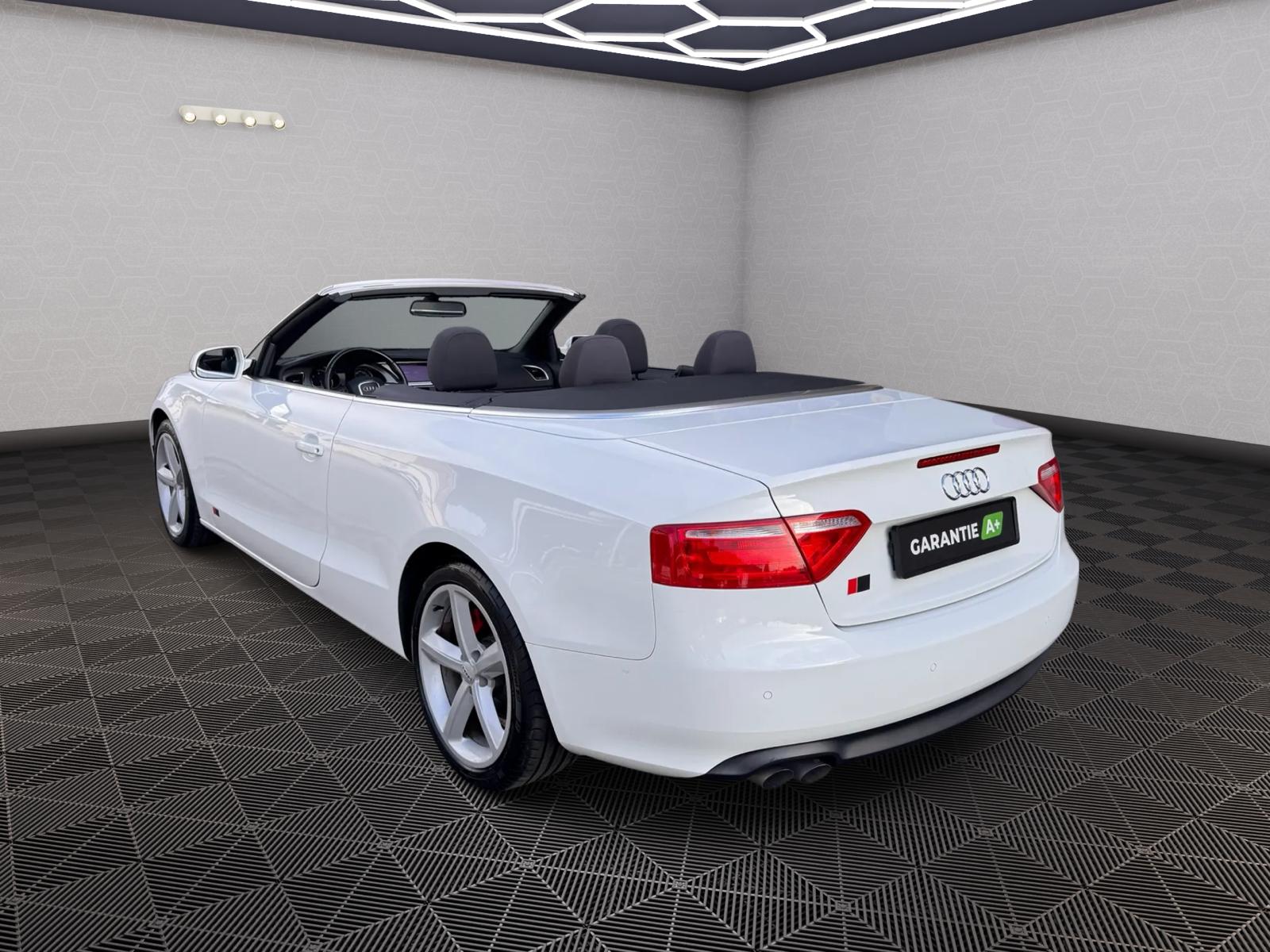 AUDI A5 Cabriolet 2.0 TDI-image-2