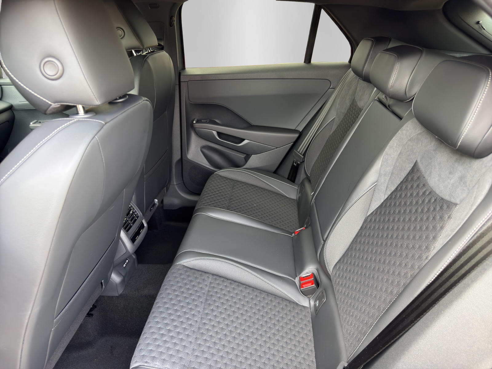 VW T-Roc 1.5 eTSI mHEV R-Line DSG-image-10