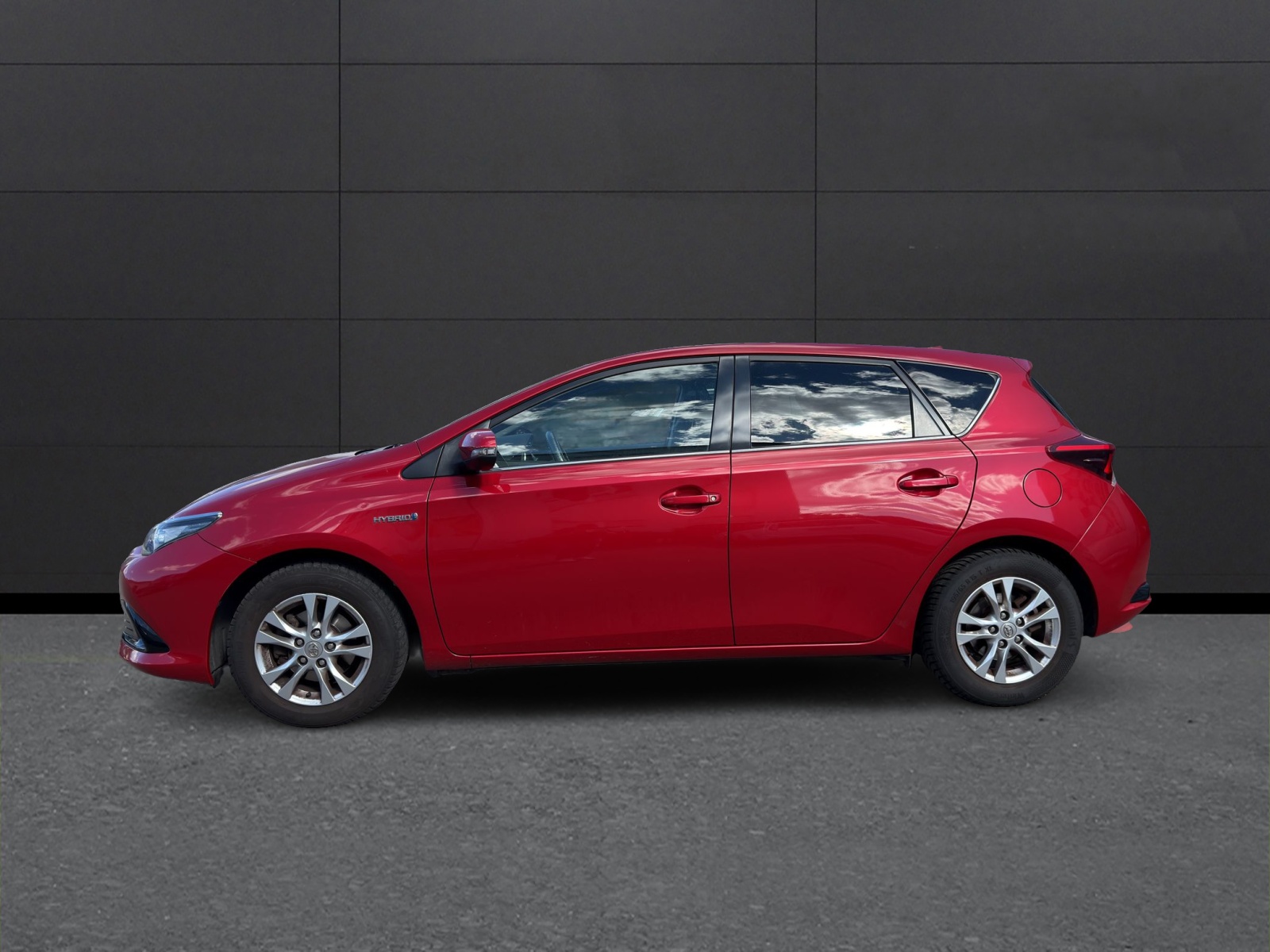 TOYOTA Auris 1.8 HSD Luna e-CVT-image-1