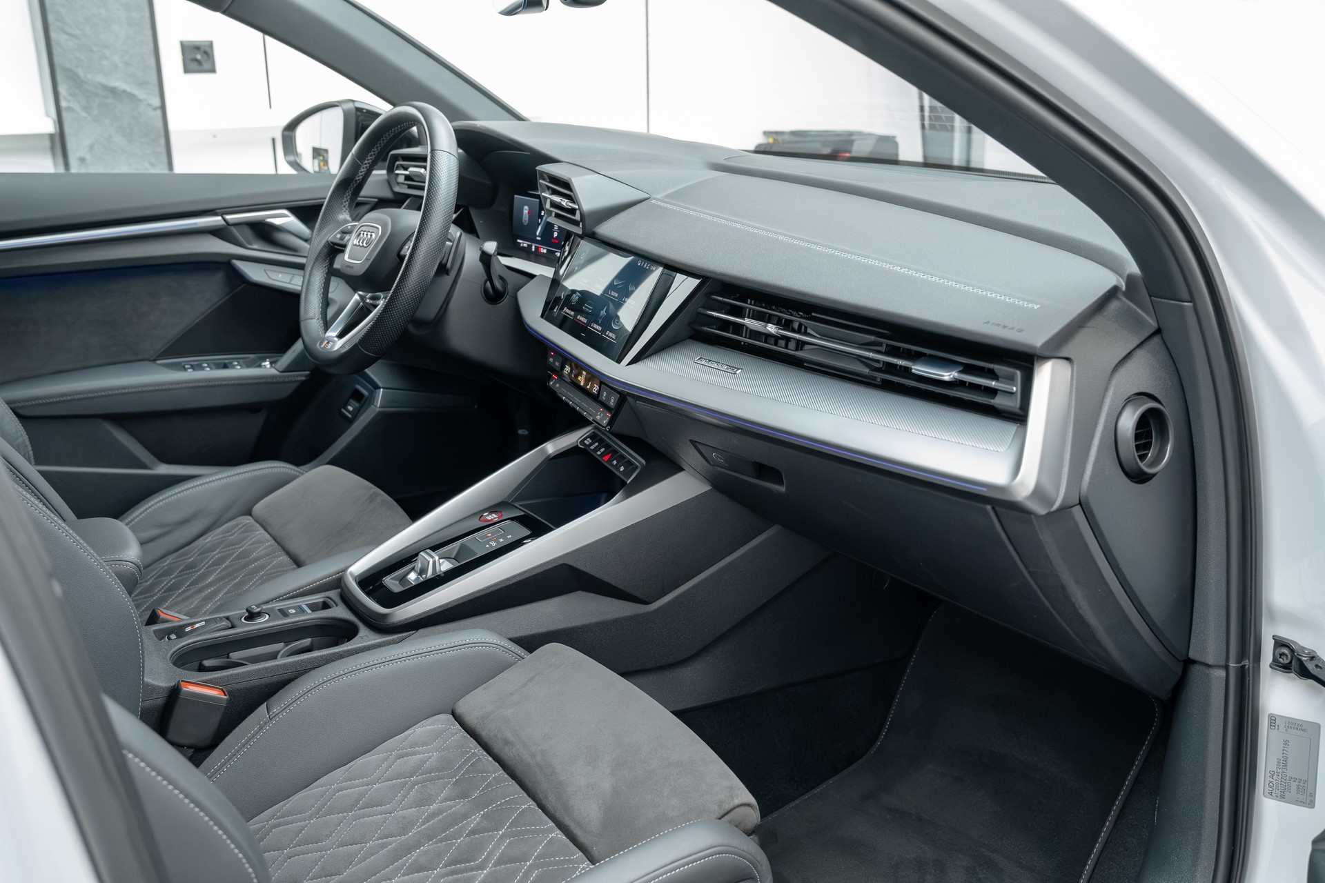 AUDI S3 Sportback 2.0 TFSI quattro S-tronic-image-9
