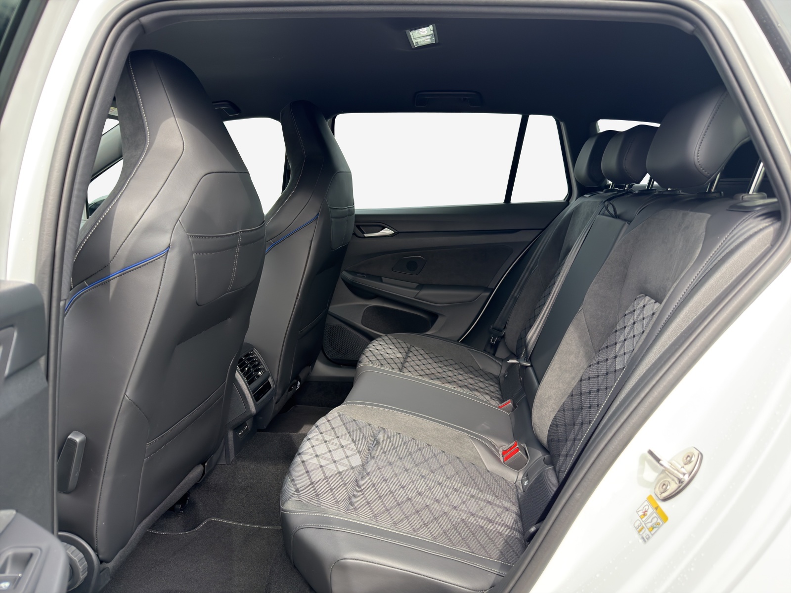 VW Golf Variant 2.0 TSI R-Line DSG 4 Motion-image-11