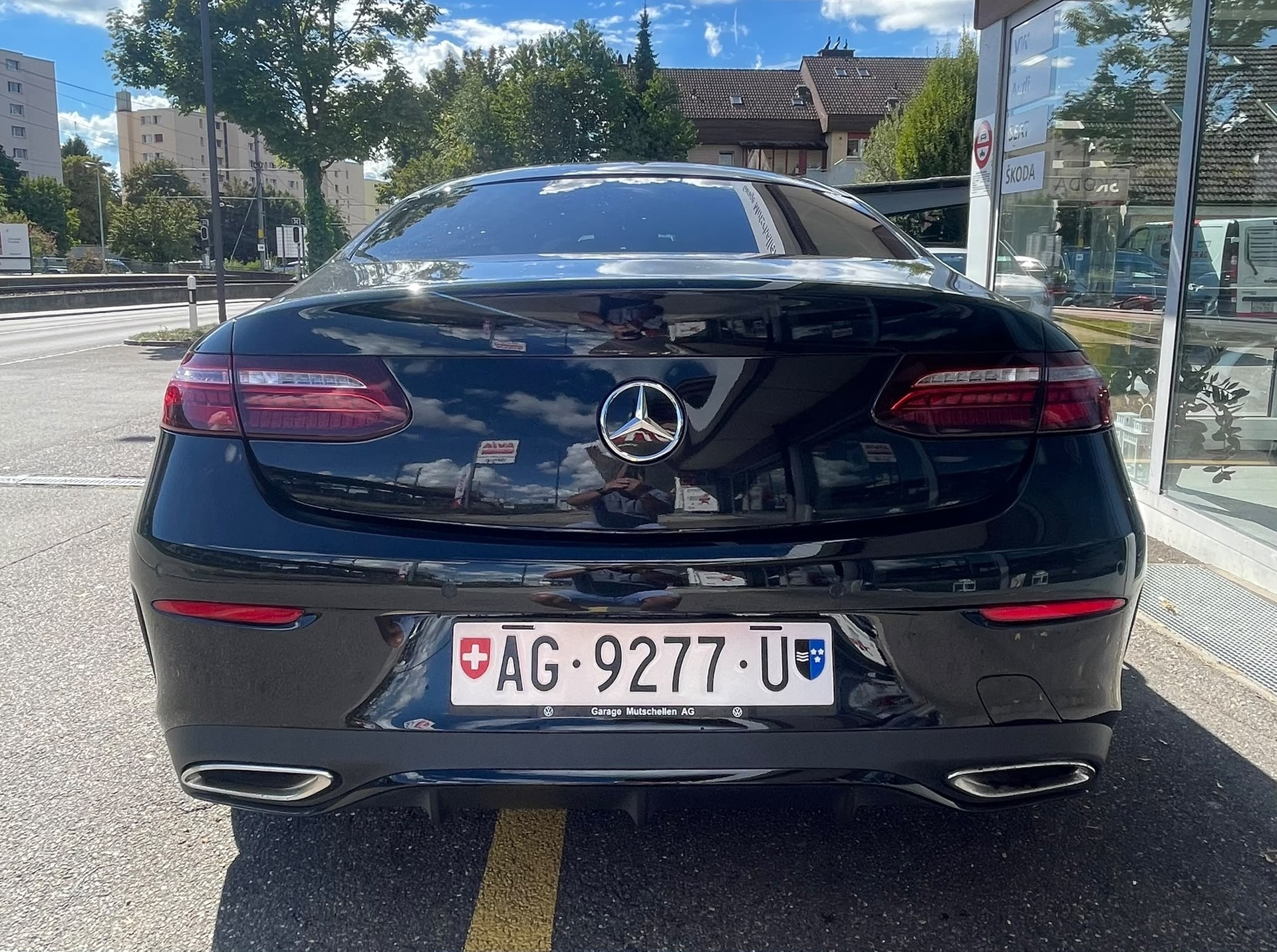 MERCEDES-BENZ E 200 Coupé 4Matic AMG Line 9G-Tronic CH-Auto | 55% Rabatt | All Black | Gratis-Service 10 Jahre/100'000 km-image-1