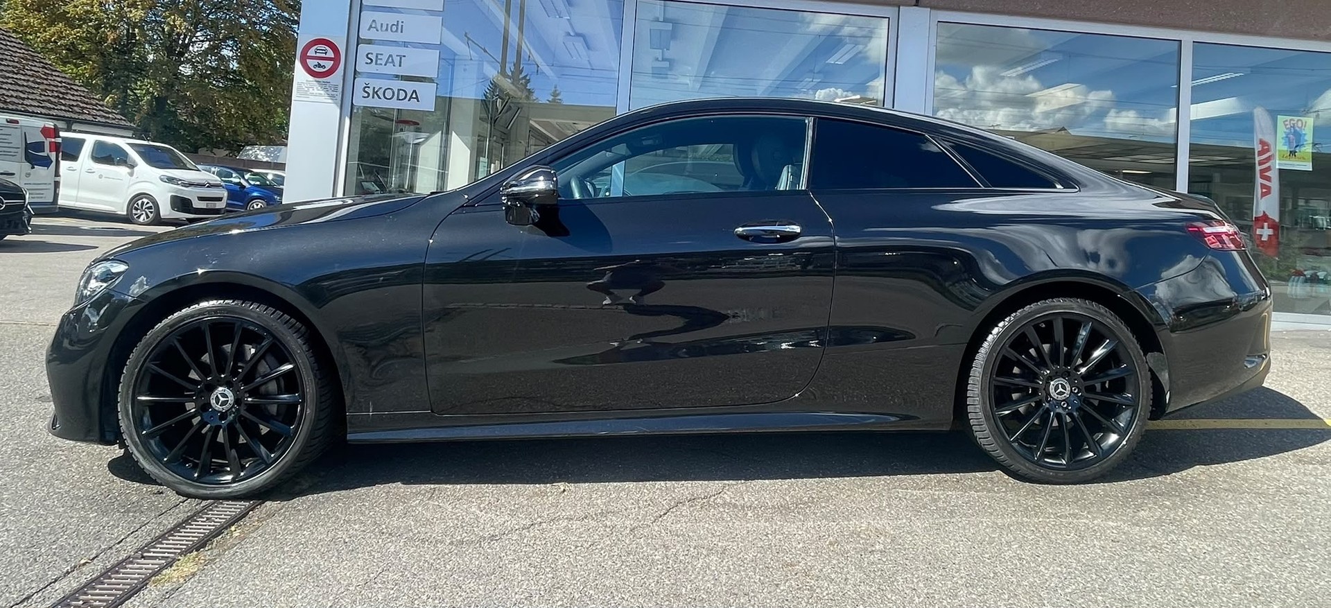 MERCEDES-BENZ E 200 Coupé 4Matic AMG Line 9G-Tronic CH-Auto | 55% Rabatt | All Black | Gratis-Service 10 Jahre/100'000 km-image-0