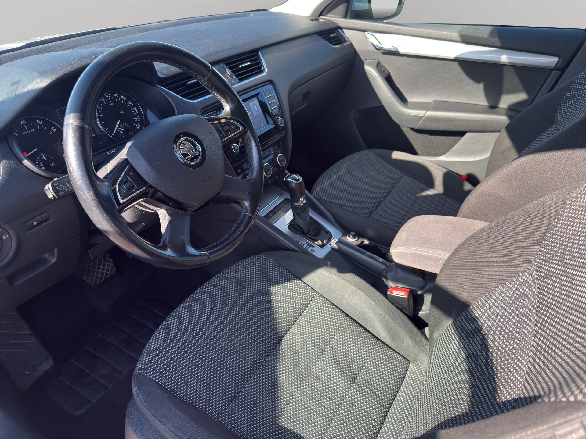 SKODA Octavia Combi 1.4 TSI 140 Ambition DSG-image-9