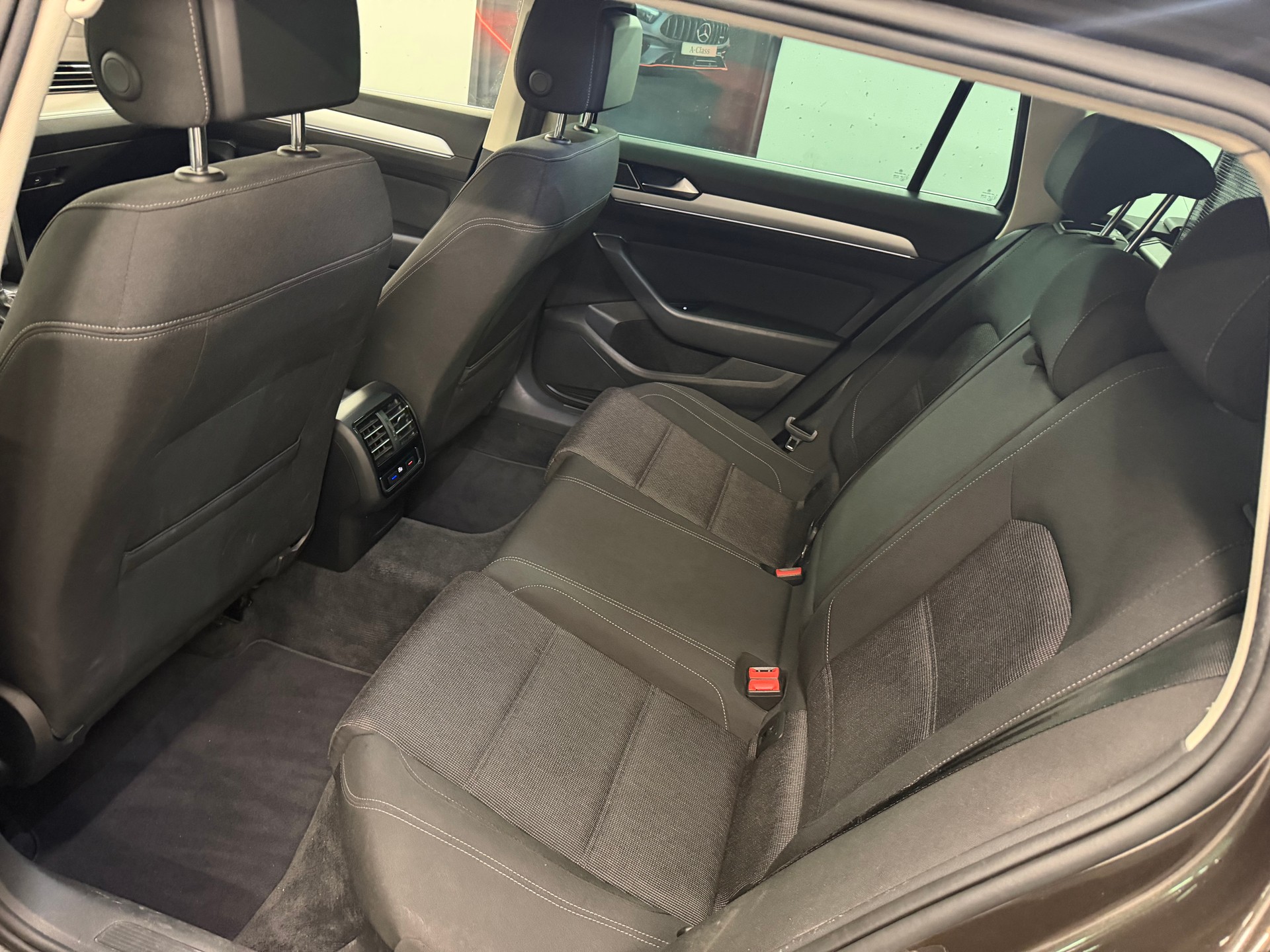VW Passat Variant 2.0 TDI BMT Family DSG-image-8