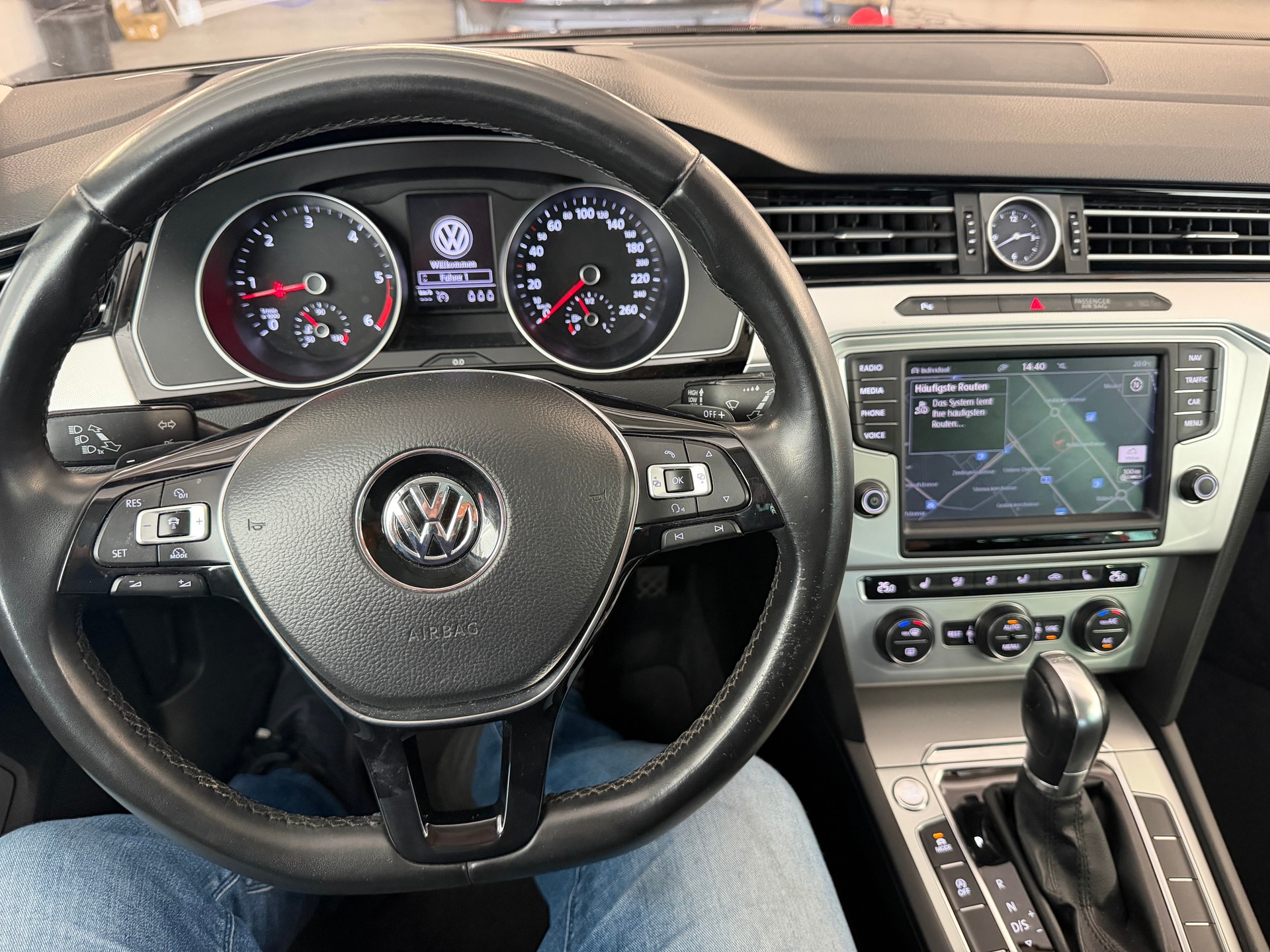 VW Passat Variant 2.0 TDI BMT Family DSG-image-11