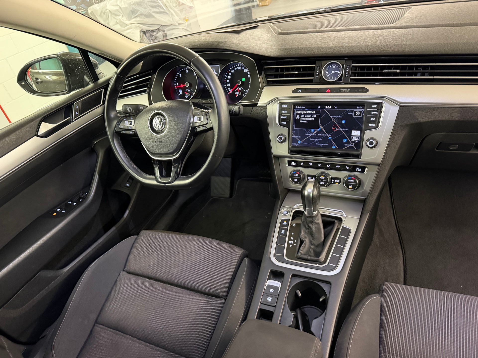 VW Passat Variant 2.0 TDI BMT Family DSG-image-10