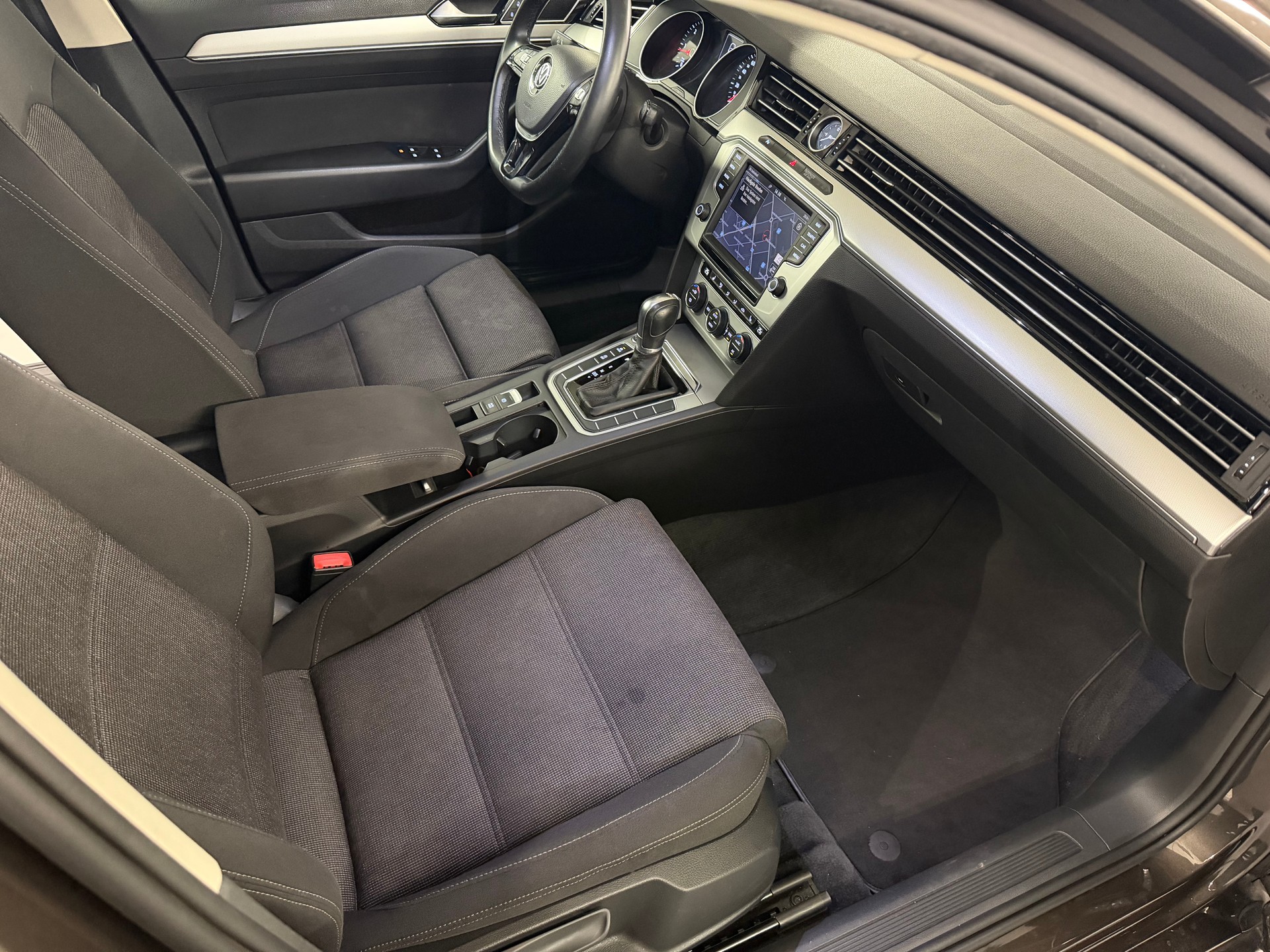 VW Passat Variant 2.0 TDI BMT Family DSG-image-9
