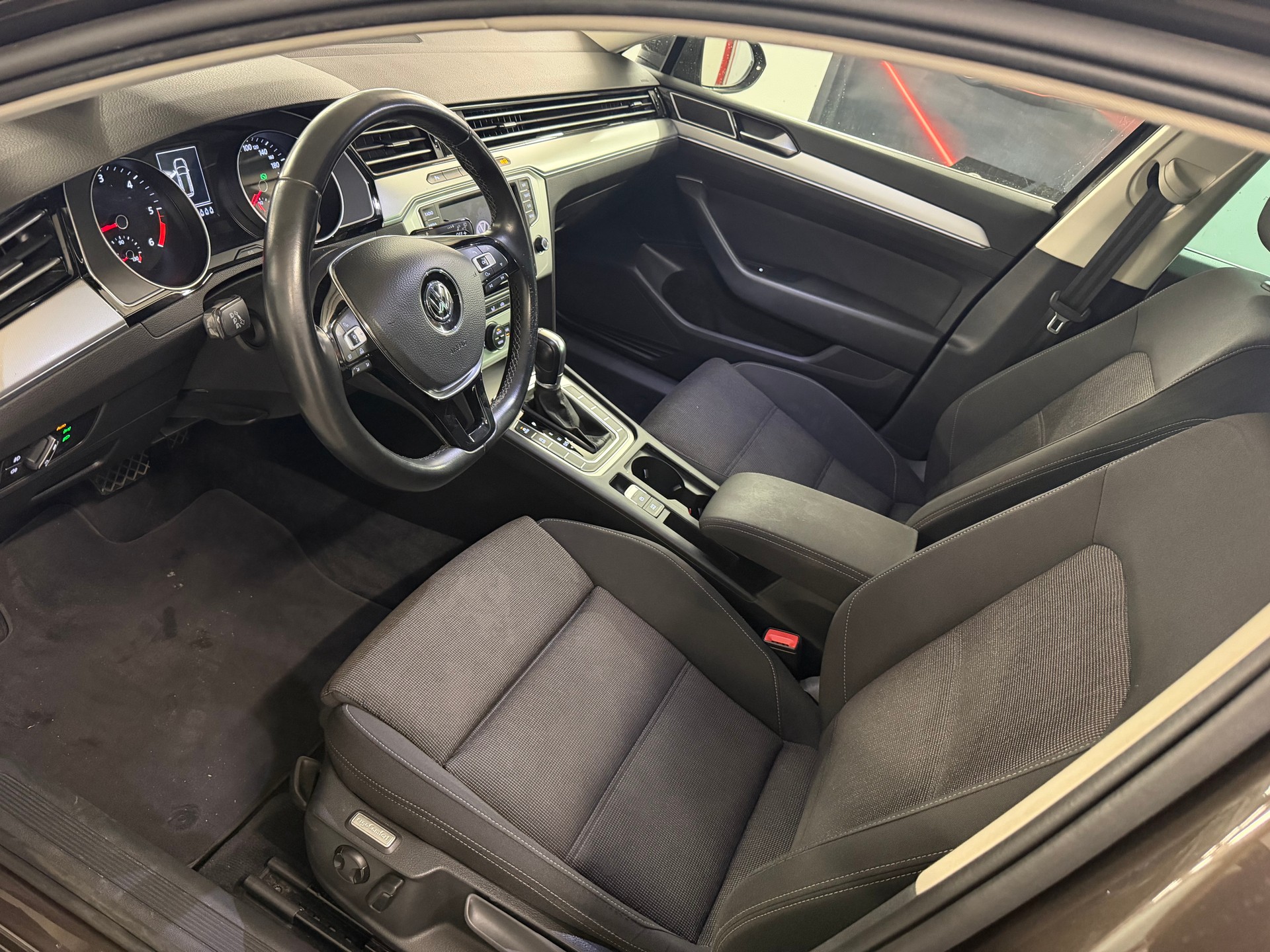 VW Passat Variant 2.0 TDI BMT Family DSG-image-6