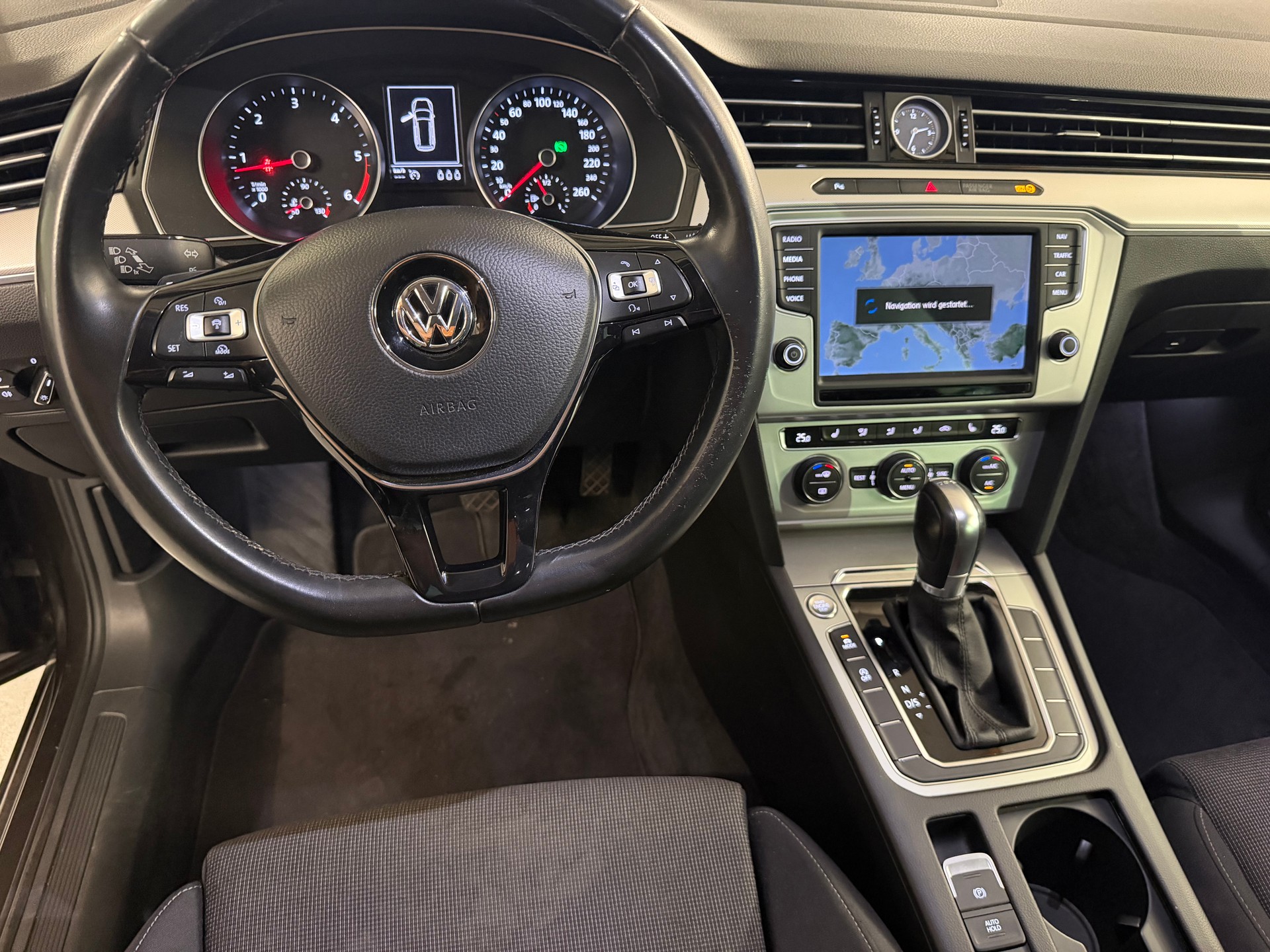 VW Passat Variant 2.0 TDI BMT Family DSG-image-7