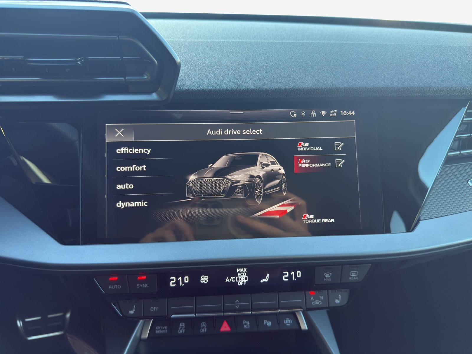 AUDI RS3 Sportback 2.5 TSI quattro S-tronic-image-14