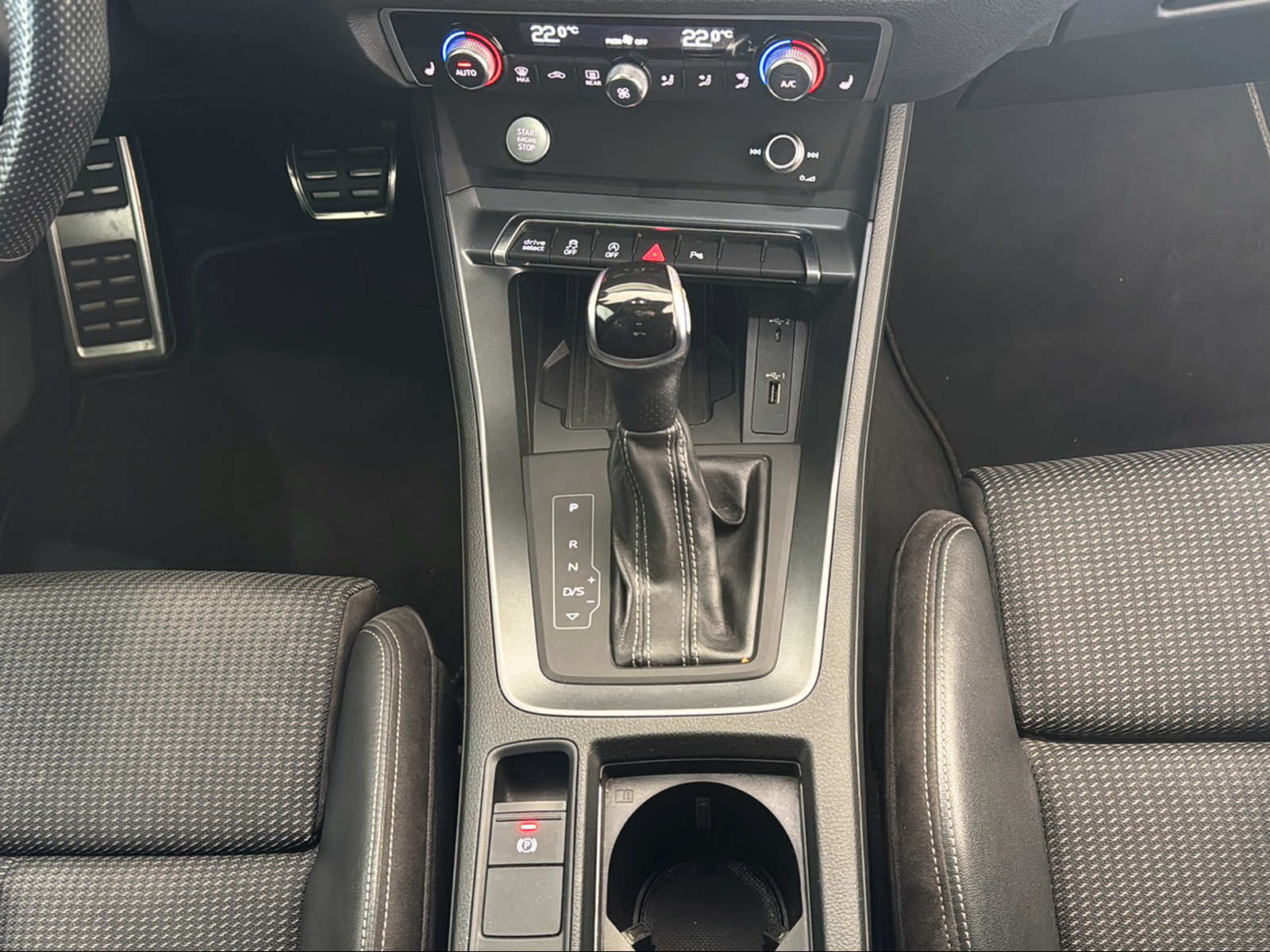 AUDI Q3 40 TFSI S line quattro S-tronic-image-14