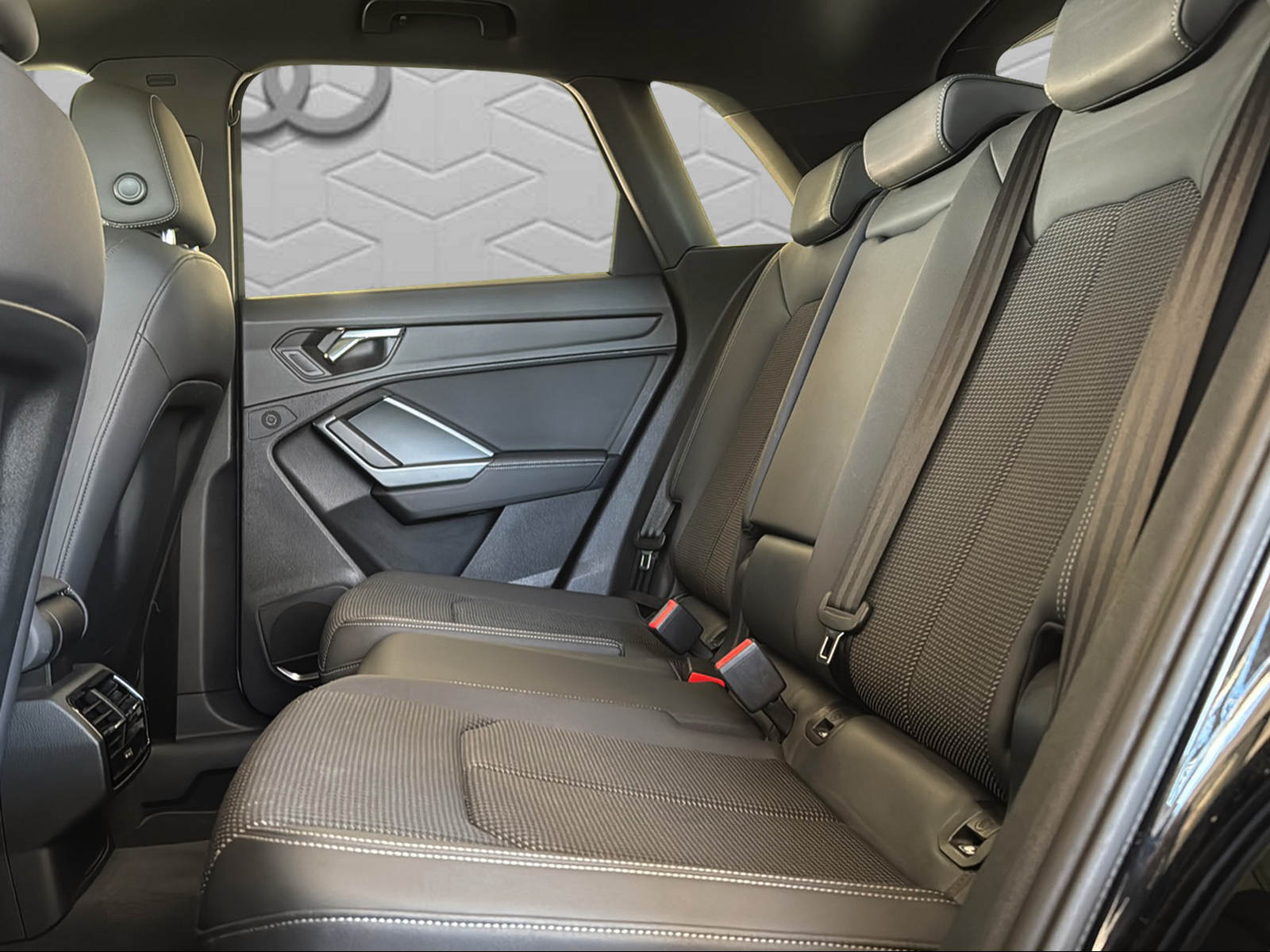 AUDI Q3 40 TFSI S line quattro S-tronic-image-15