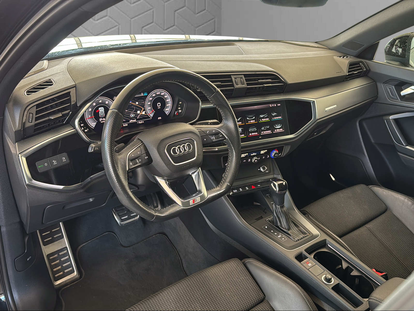 AUDI Q3 40 TFSI S line quattro S-tronic-image-11