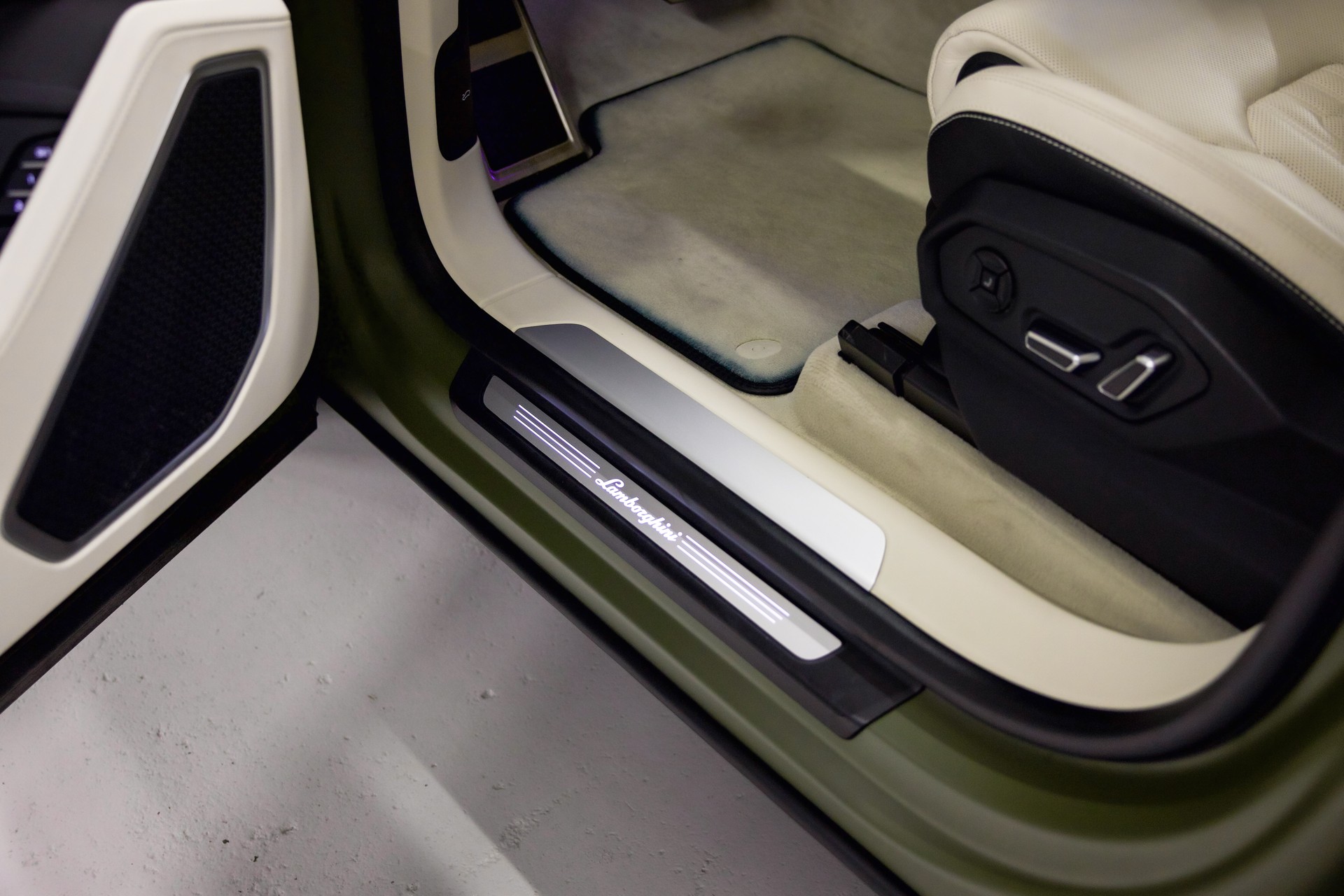 LAMBORGHINI Urus S E-Gear *Werkslackierung Verde Turbine Matt*-image-26