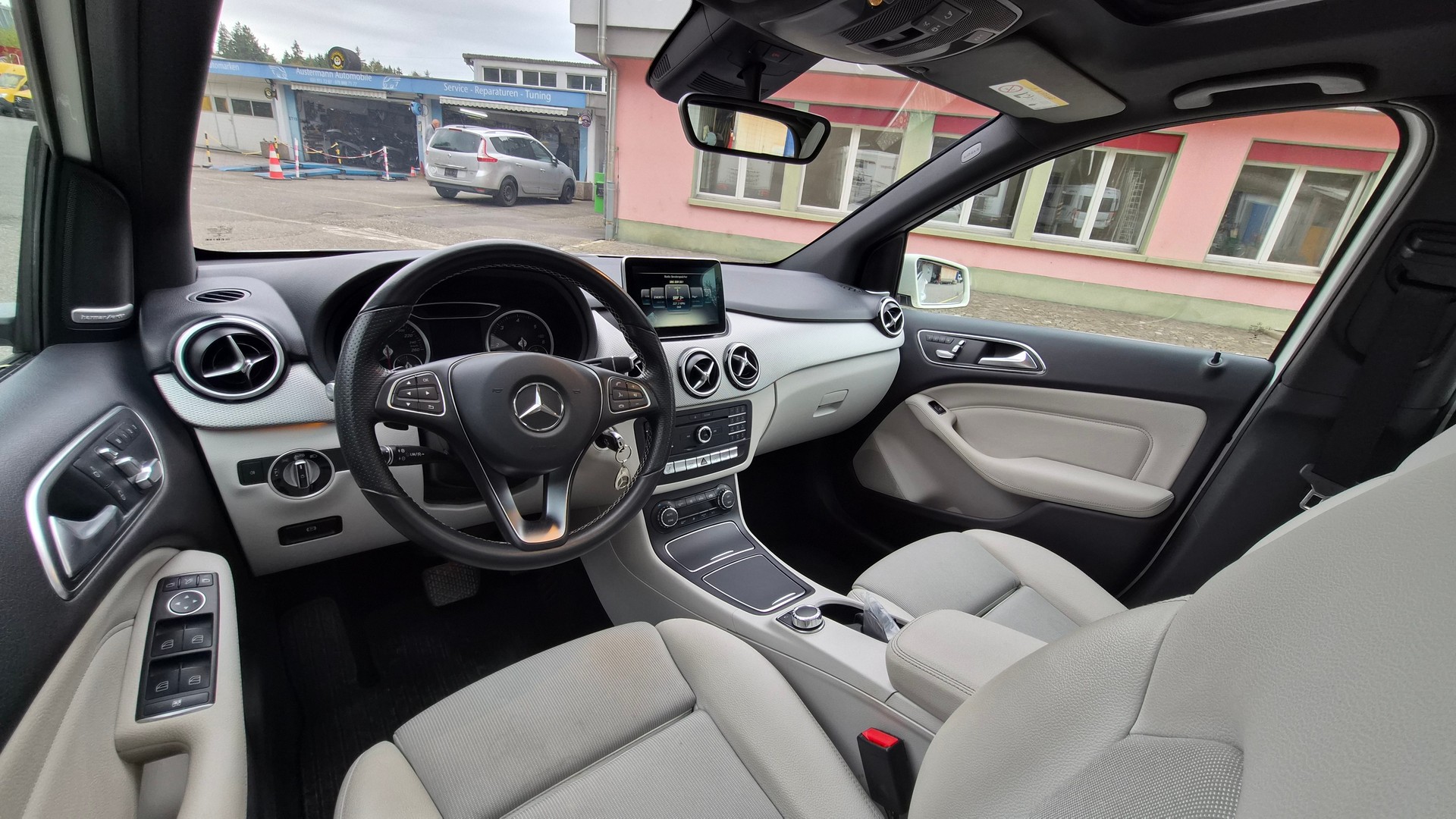 MERCEDES-BENZ B 220 d Swiss Star 4m-image-5