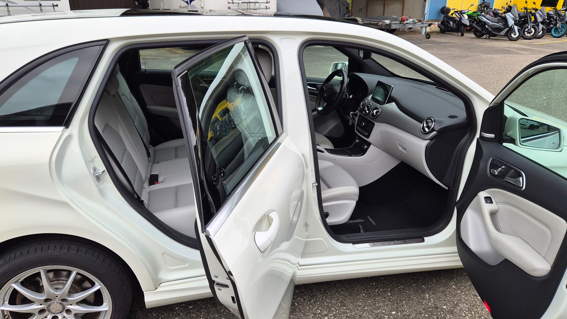 MERCEDES-BENZ B 220 d Swiss Star 4m-image-3
