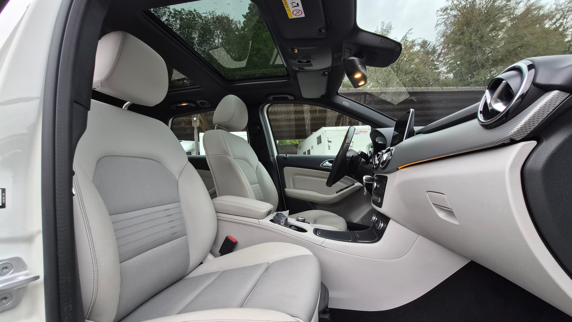 MERCEDES-BENZ B 220 d Swiss Star 4m-image-4
