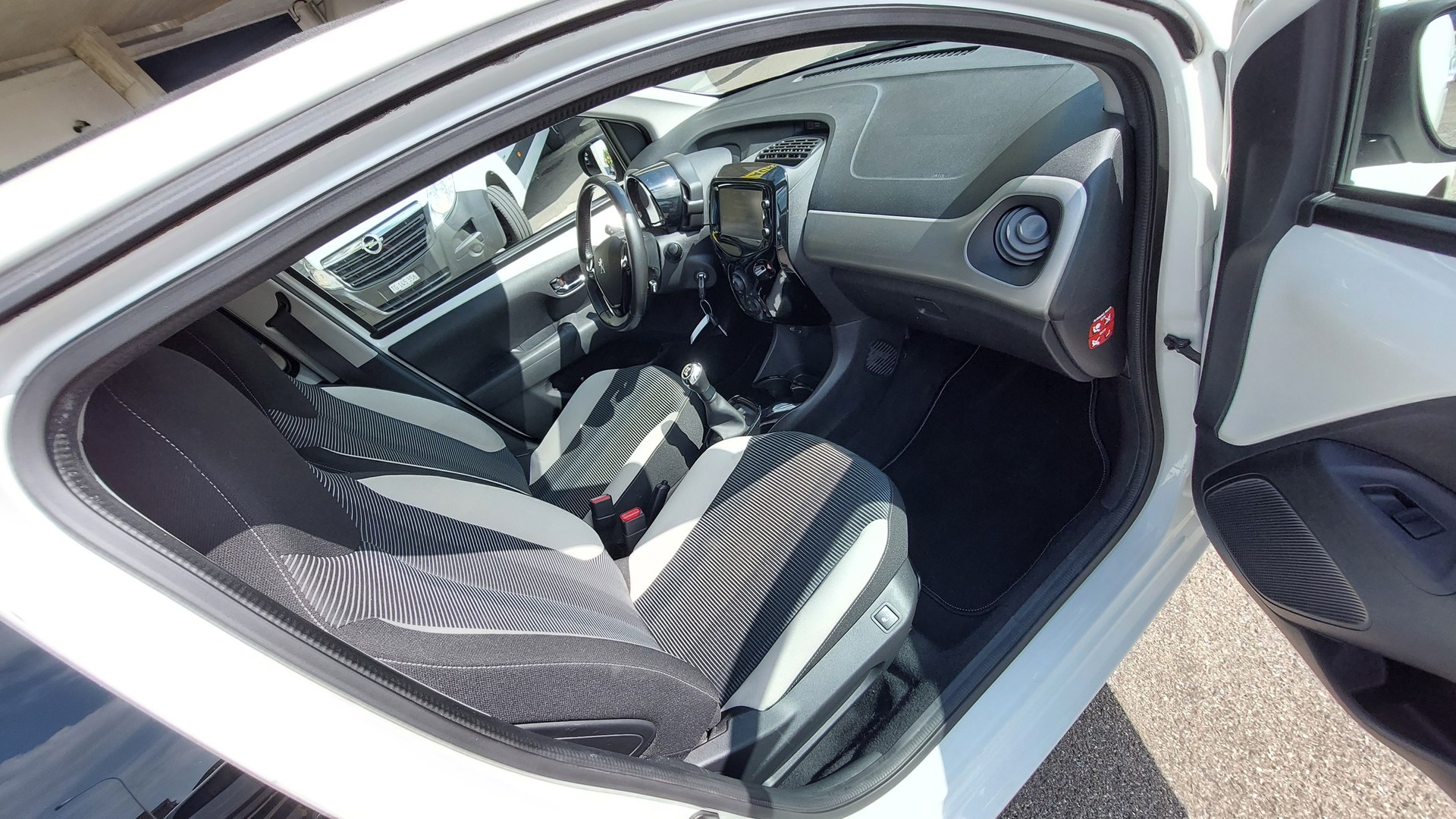 PEUGEOT 108 1.2 VTi Allure Top-image-2