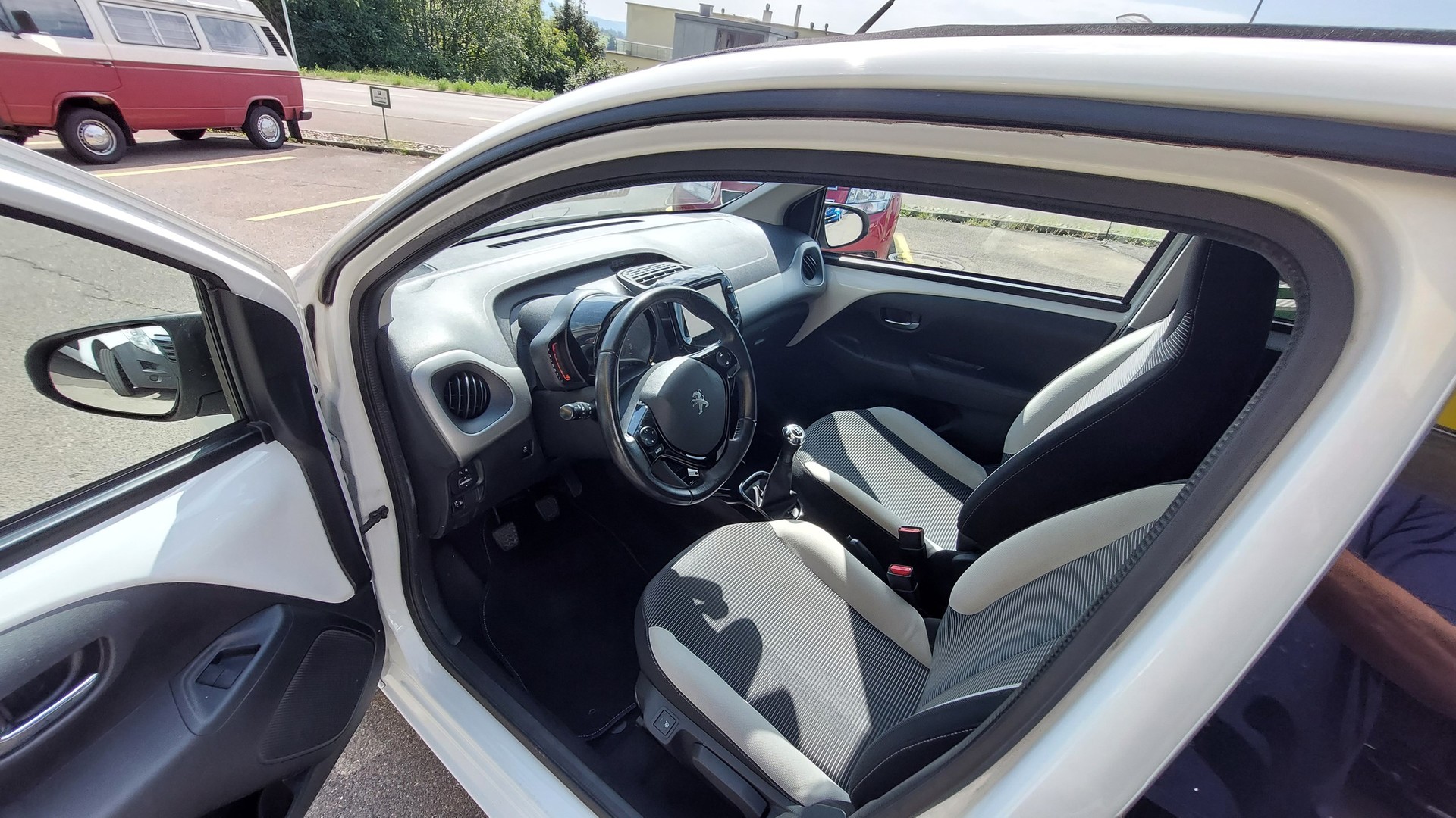 PEUGEOT 108 1.2 VTi Allure Top-image-7