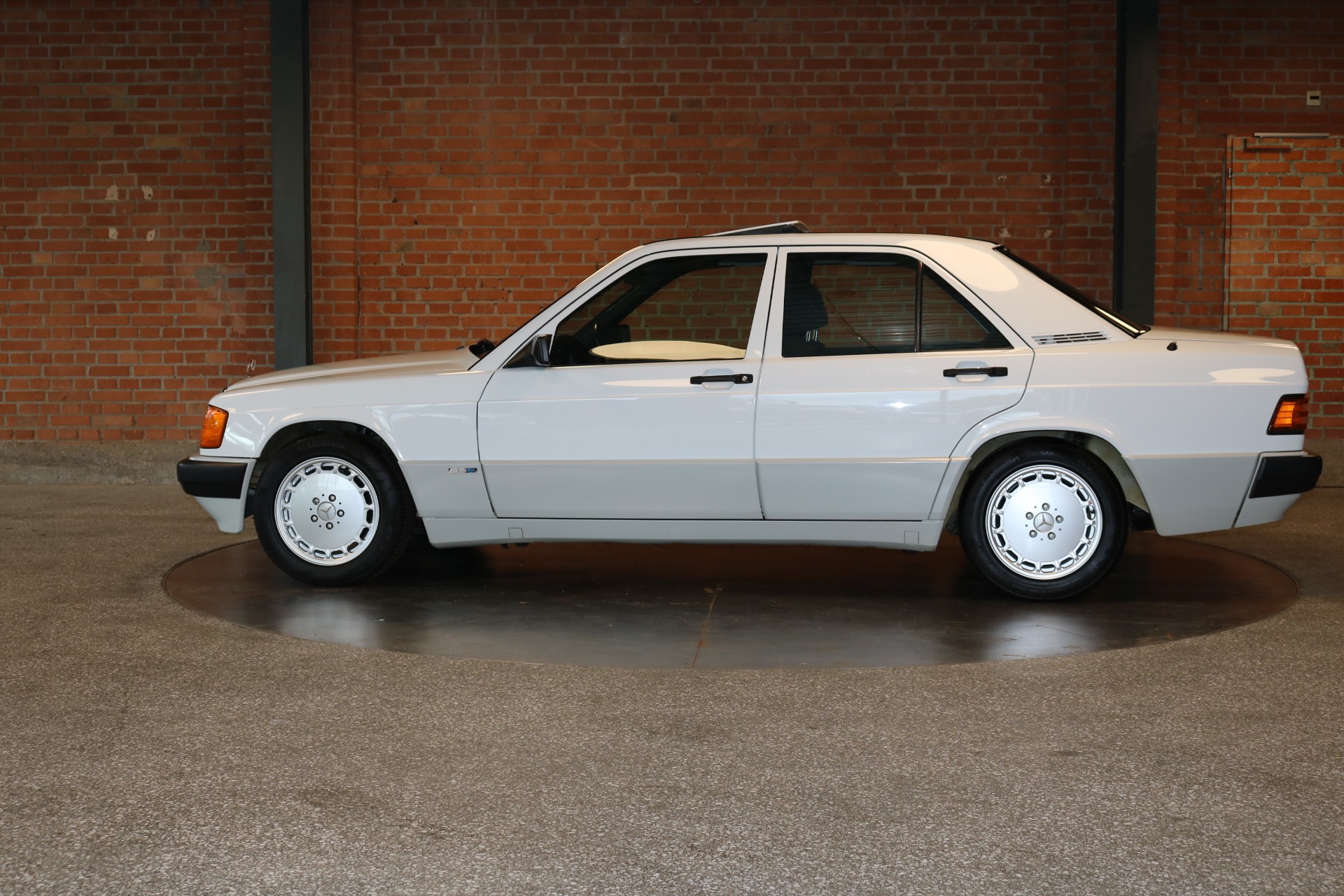 MERCEDES-BENZ 190 E 2.3-image-1