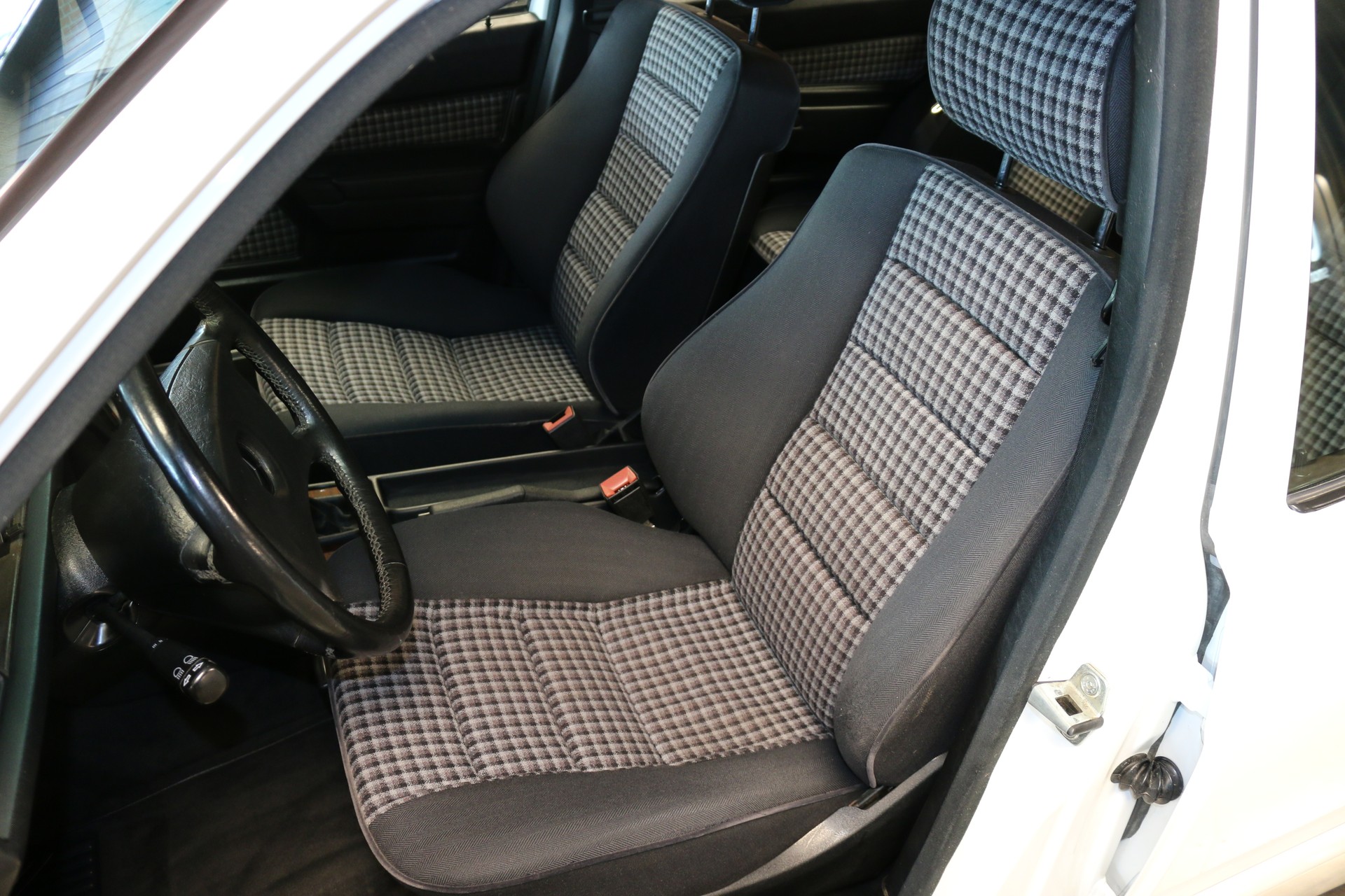 MERCEDES-BENZ 190 E 2.3-image-4