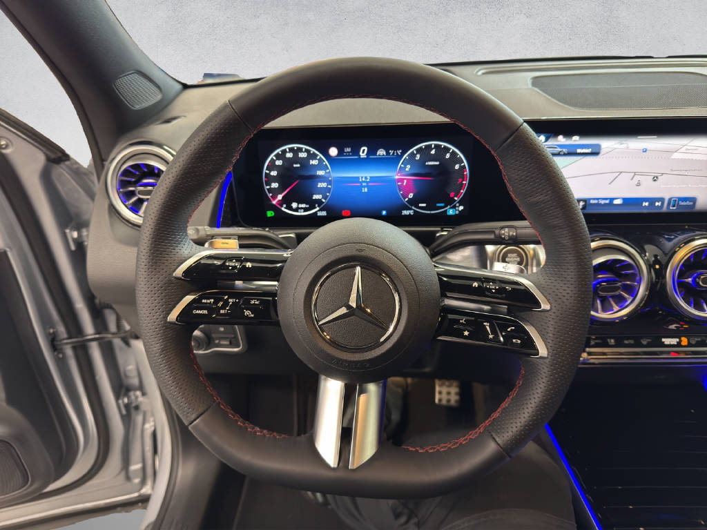 MERCEDES-BENZ GLB 200 AMG Line-image-12