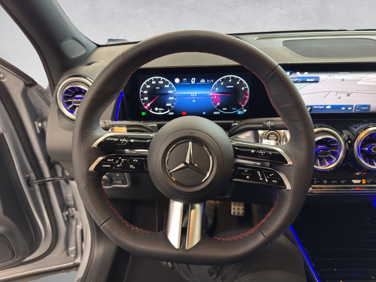 MERCEDES-BENZ GLB 200 AMG Line-image-11