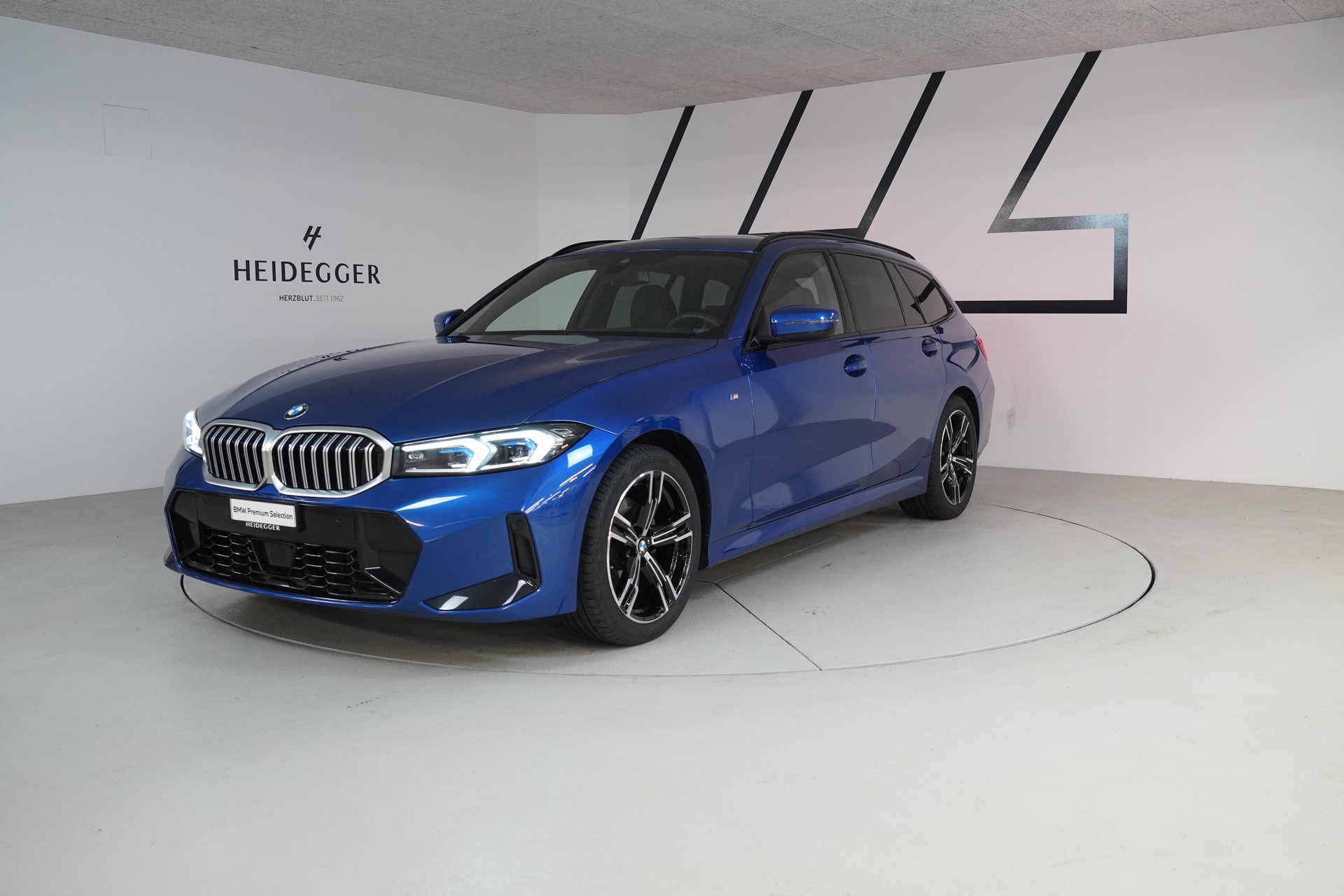 BMW 320d xDrive 48V Touring Steptronic M Sport-image-0
