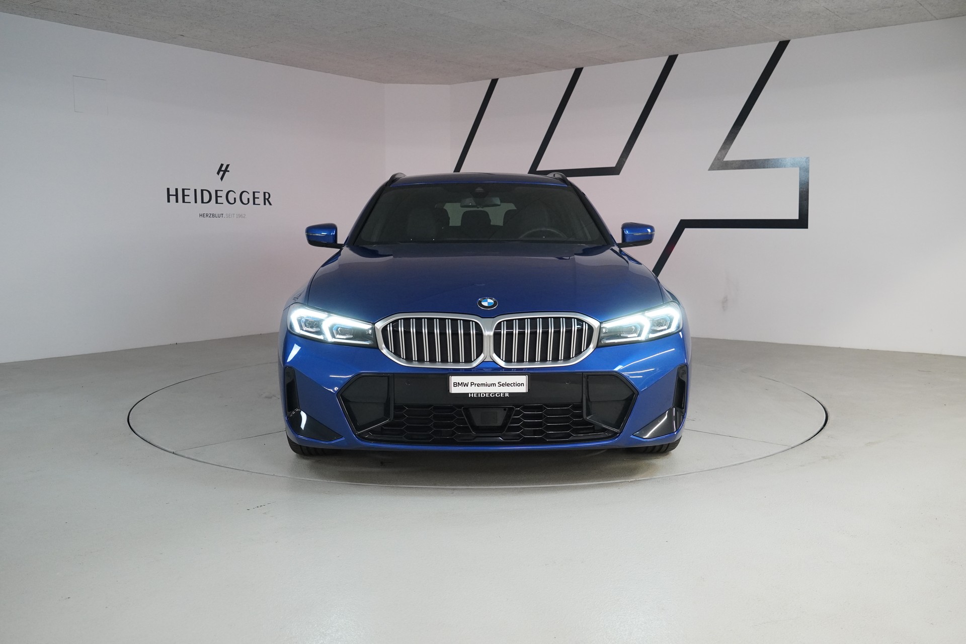BMW 320d xDrive 48V Touring Steptronic M Sport-image-1