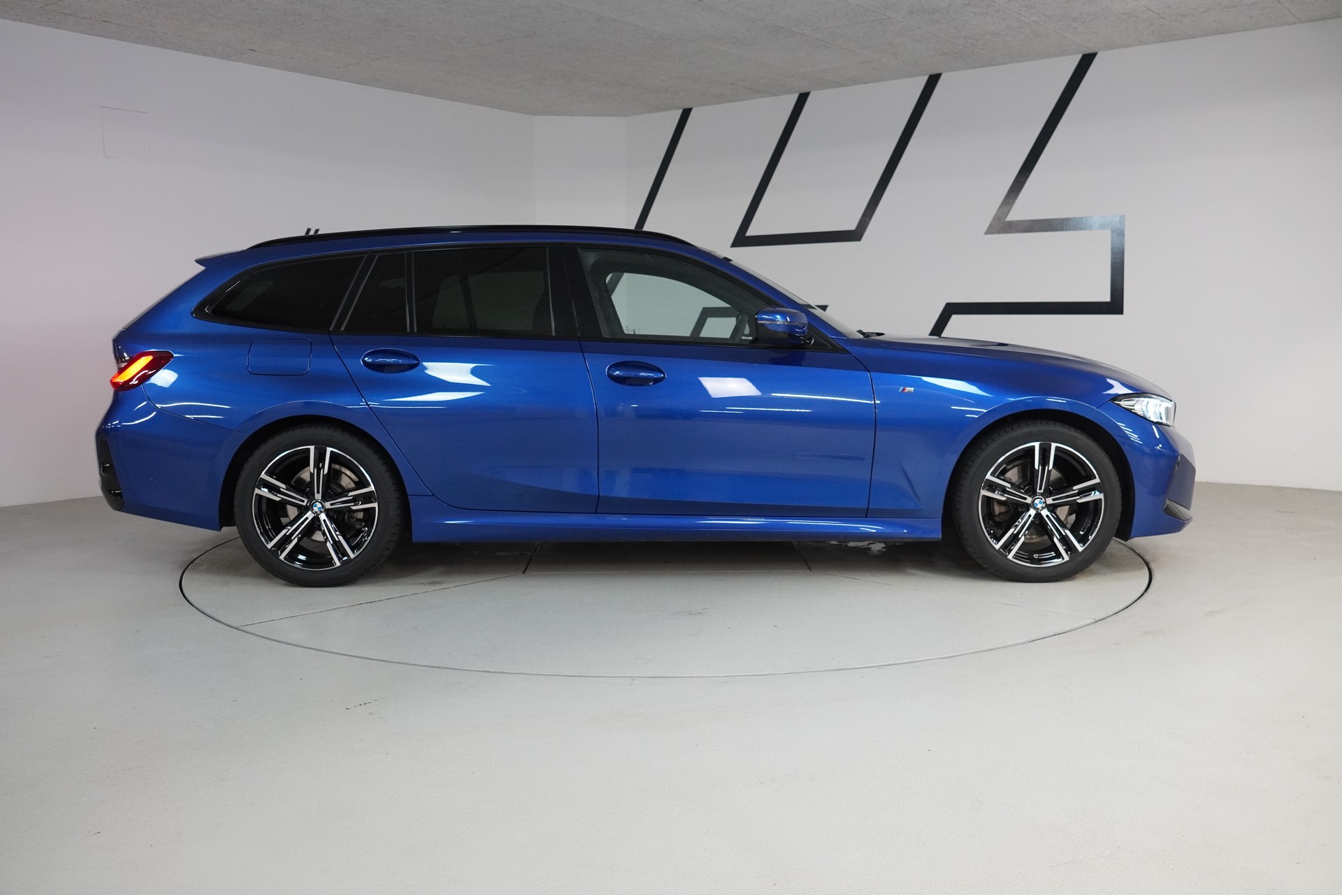 BMW 320d xDrive 48V Touring Steptronic M Sport-image-7
