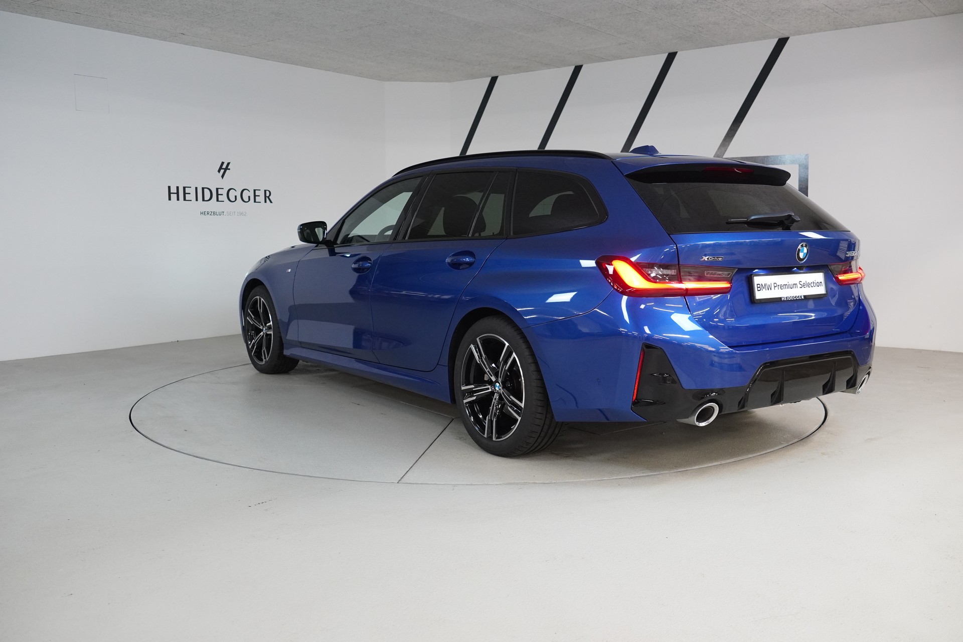 BMW 320d xDrive 48V Touring Steptronic M Sport-image-4