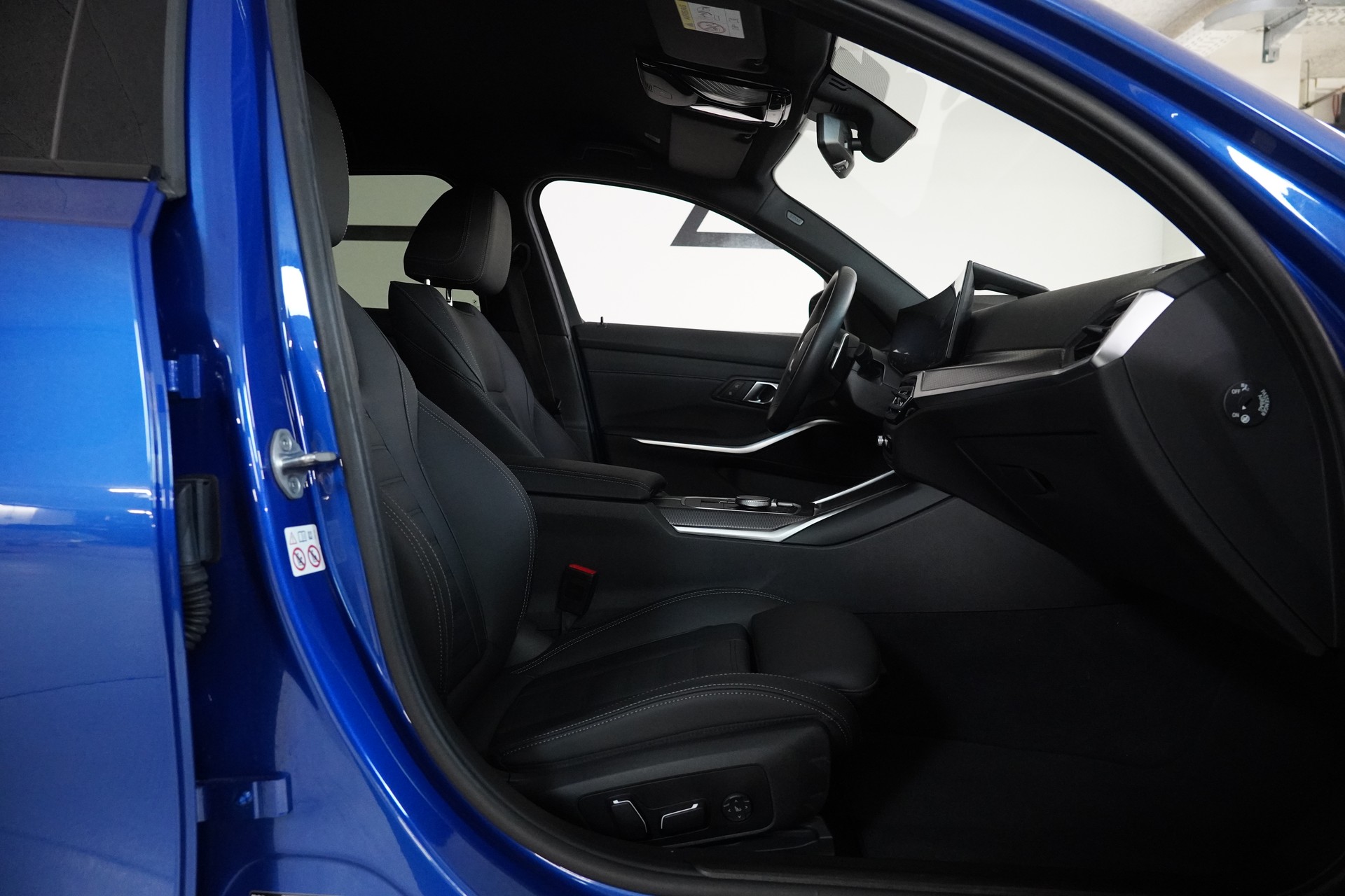 BMW 320d xDrive 48V Touring Steptronic M Sport-image-13