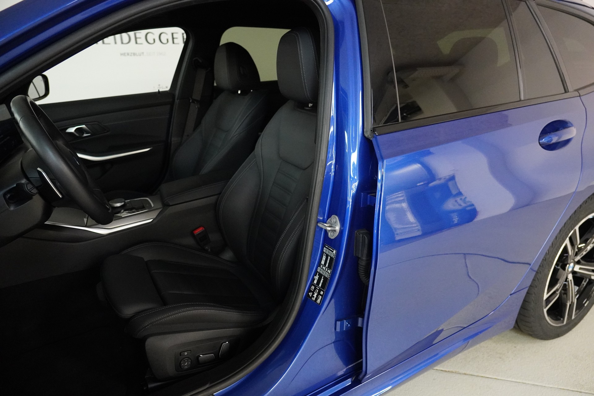 BMW 320d xDrive 48V Touring Steptronic M Sport-image-11
