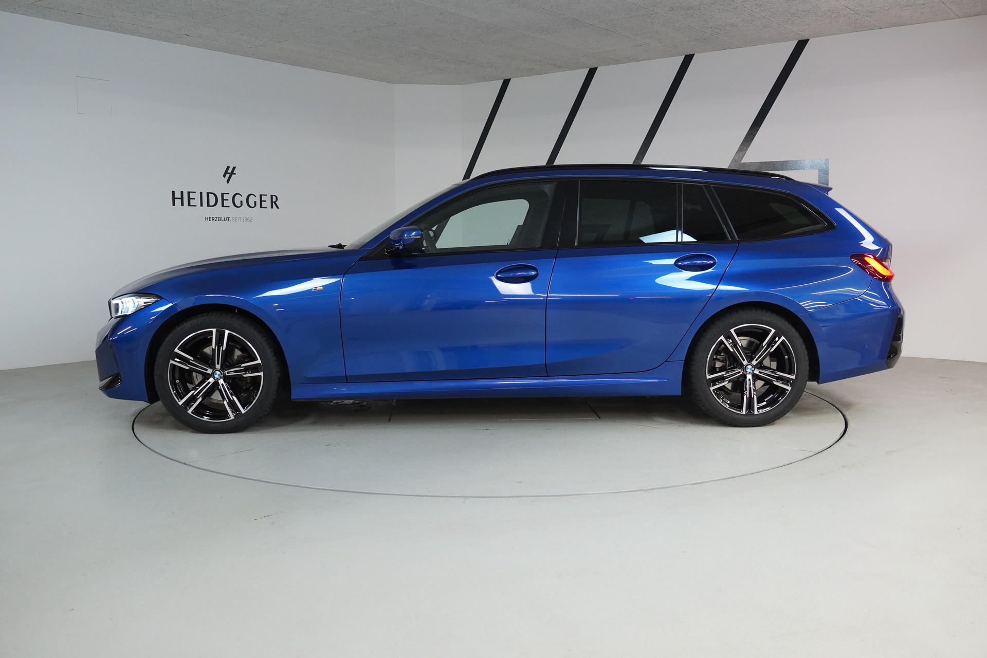 BMW 320d xDrive 48V Touring Steptronic M Sport-image-3